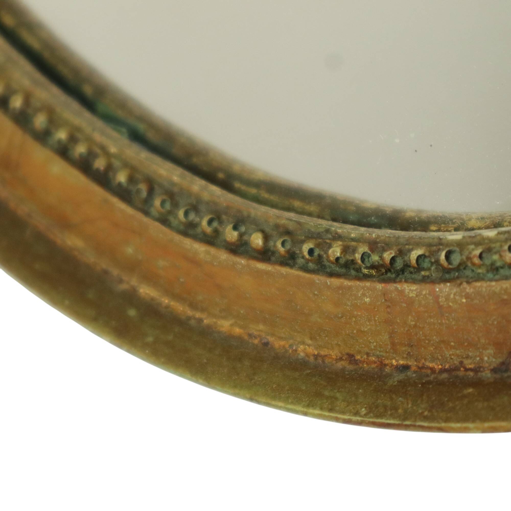 Miroir ovale vintage en résine dorée à la feuille d'or, style années 60. Classique.