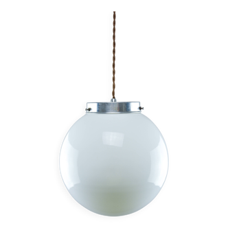 Suspension sphérique italienne en opaline et métal de taille moyenne, style milieu de siècle