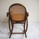 Rocking-chair en bois teinté et assise cannée