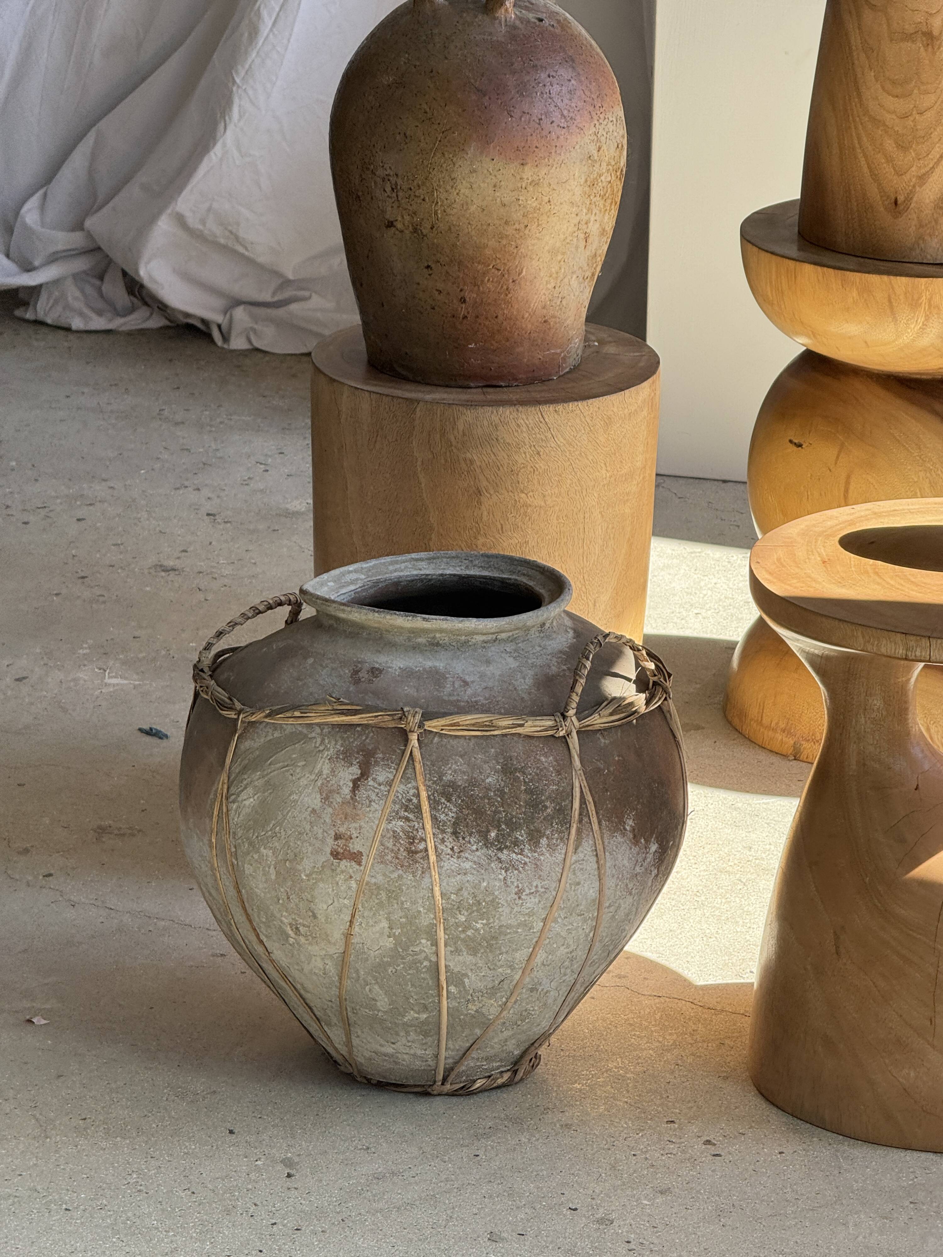 Grand pot en terre cuite gris et rouge à anses et croisillons en rotin H42