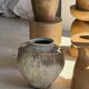 Grand pot en terre cuite gris et rouge à anses et croisillons en rotin H42
