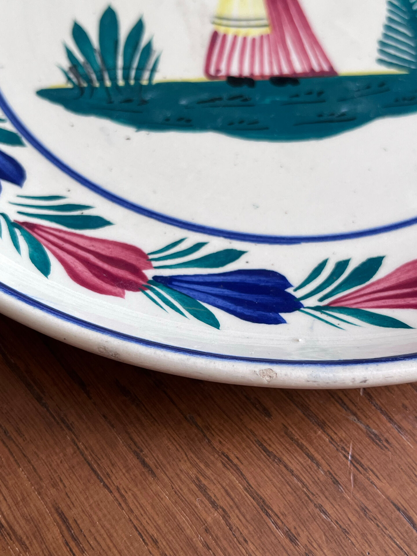 Assiette plate Henriot Quimper motif bretonne