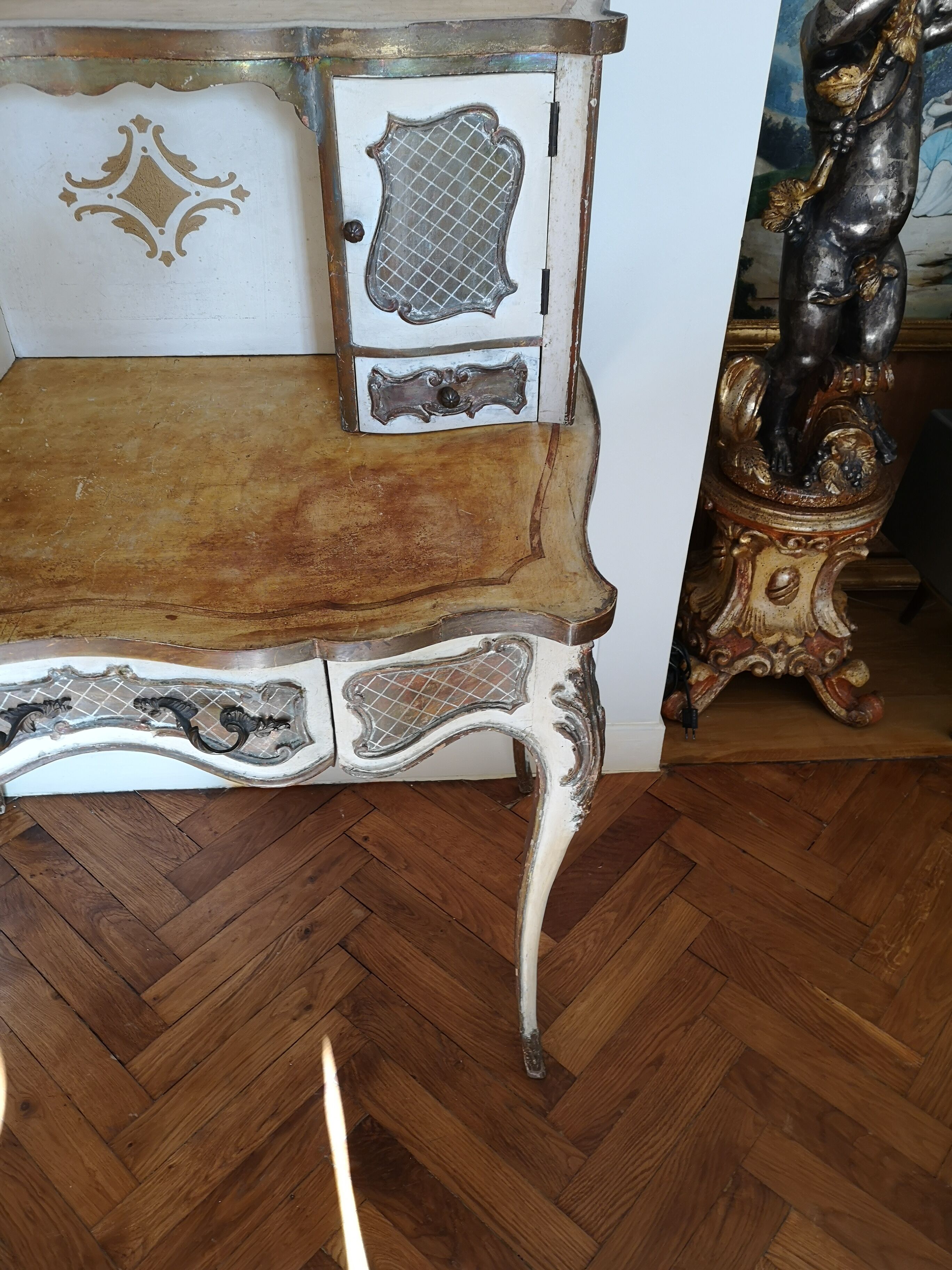 Venetian-sloping desk in painted wood