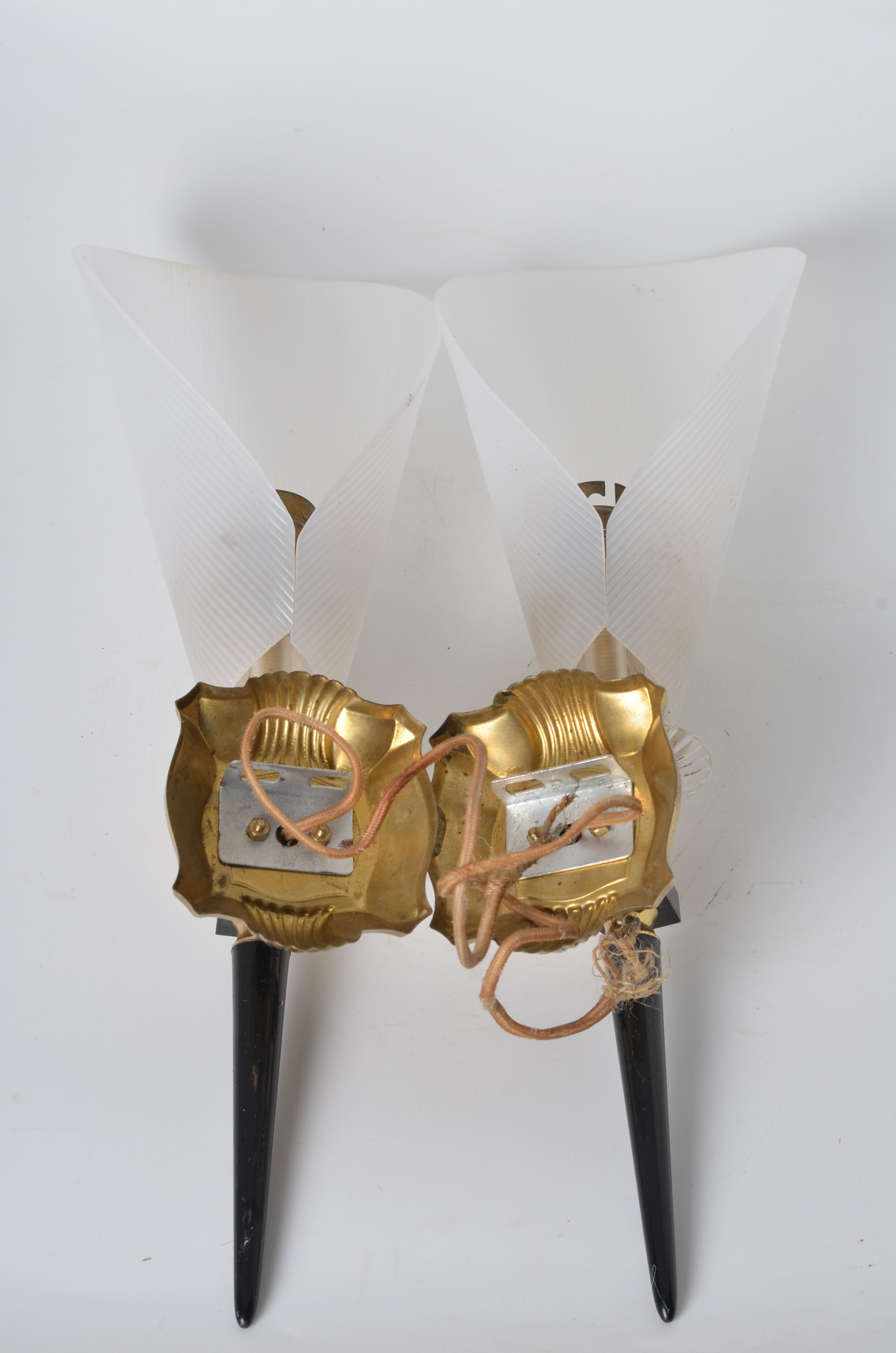 White wall lamp horn shape