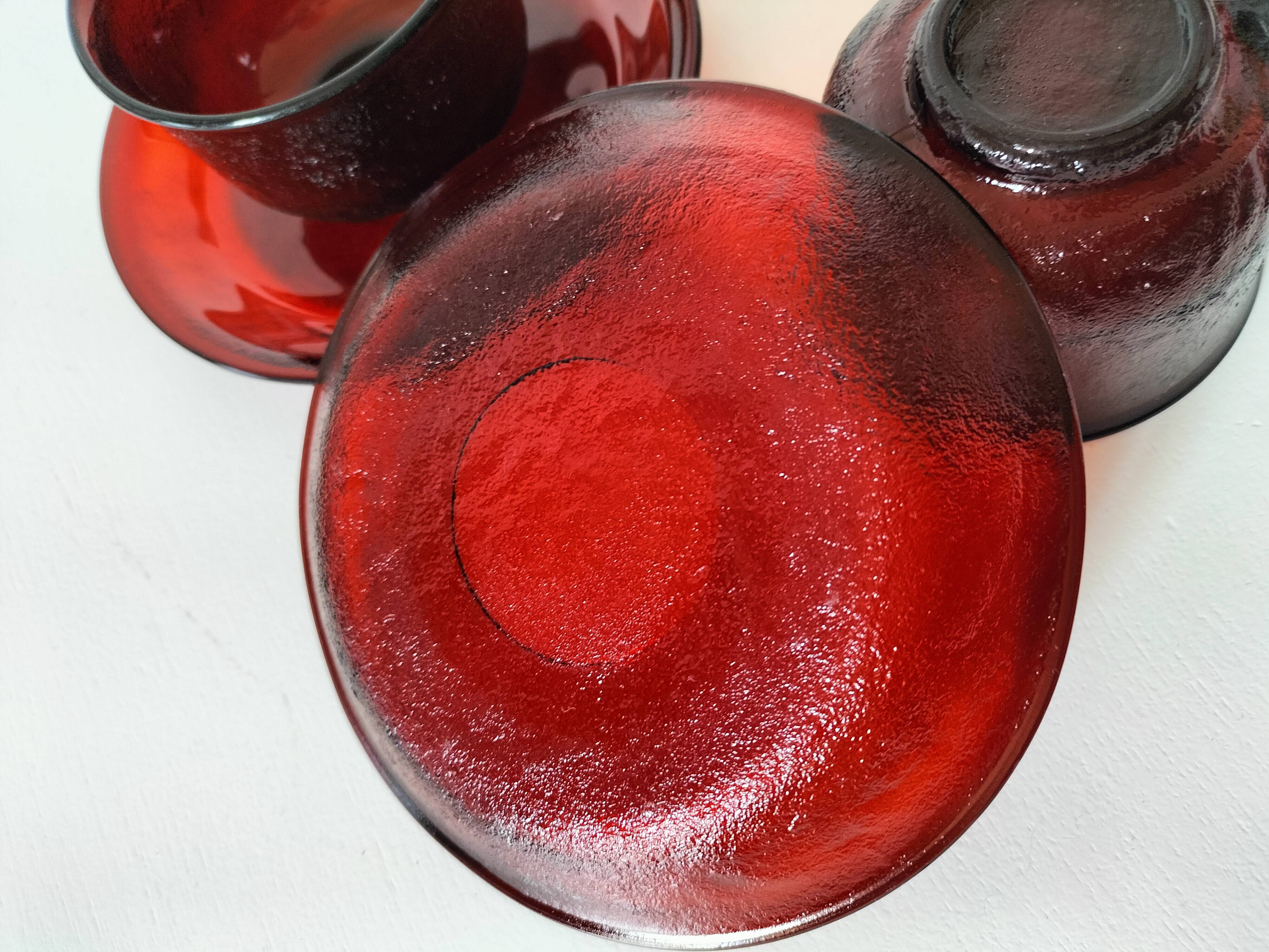 Set of cups and saucers Arcoroc Sierra ruby – 1970s
