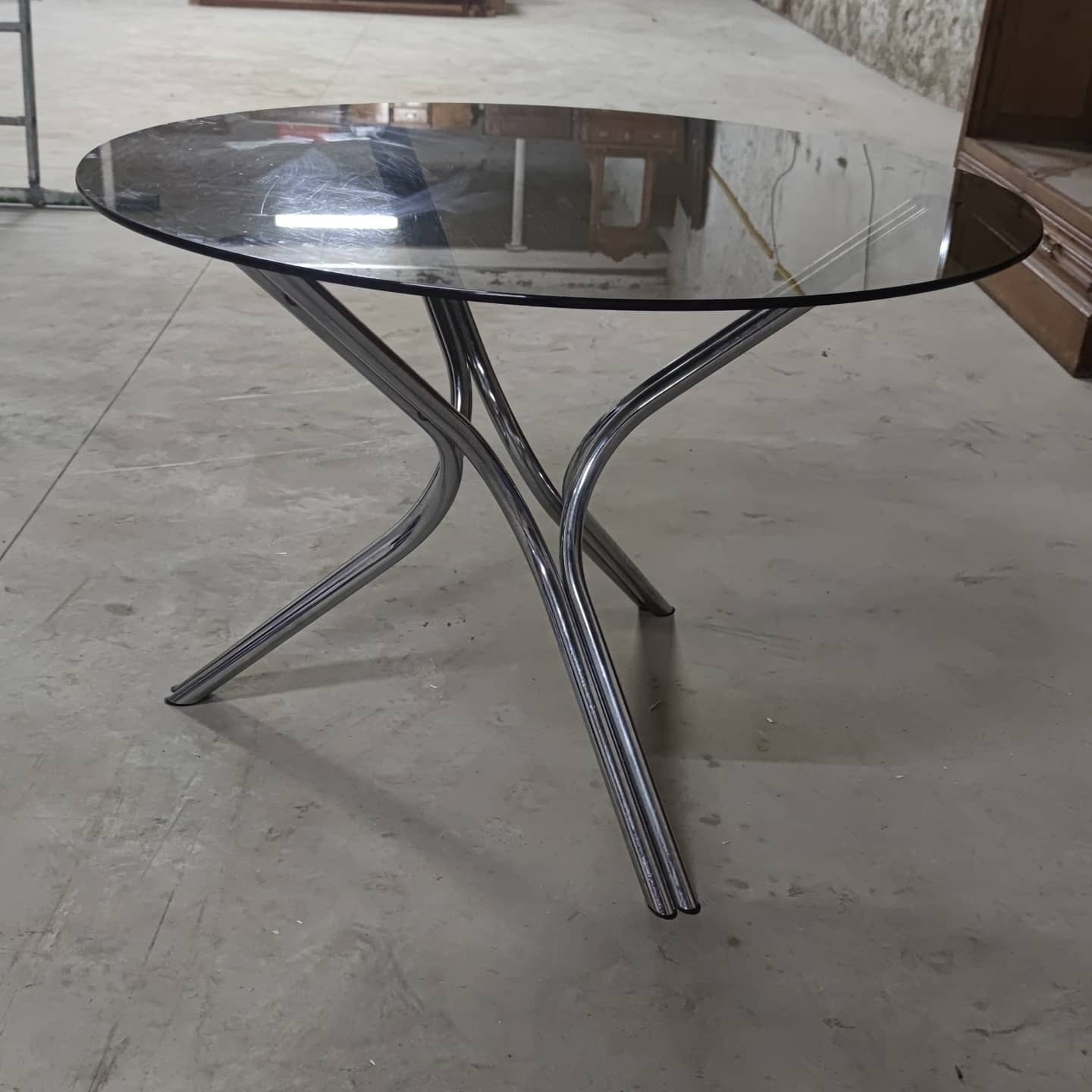 Tripod table in chrome steel and tray in smoked glass circa 1970