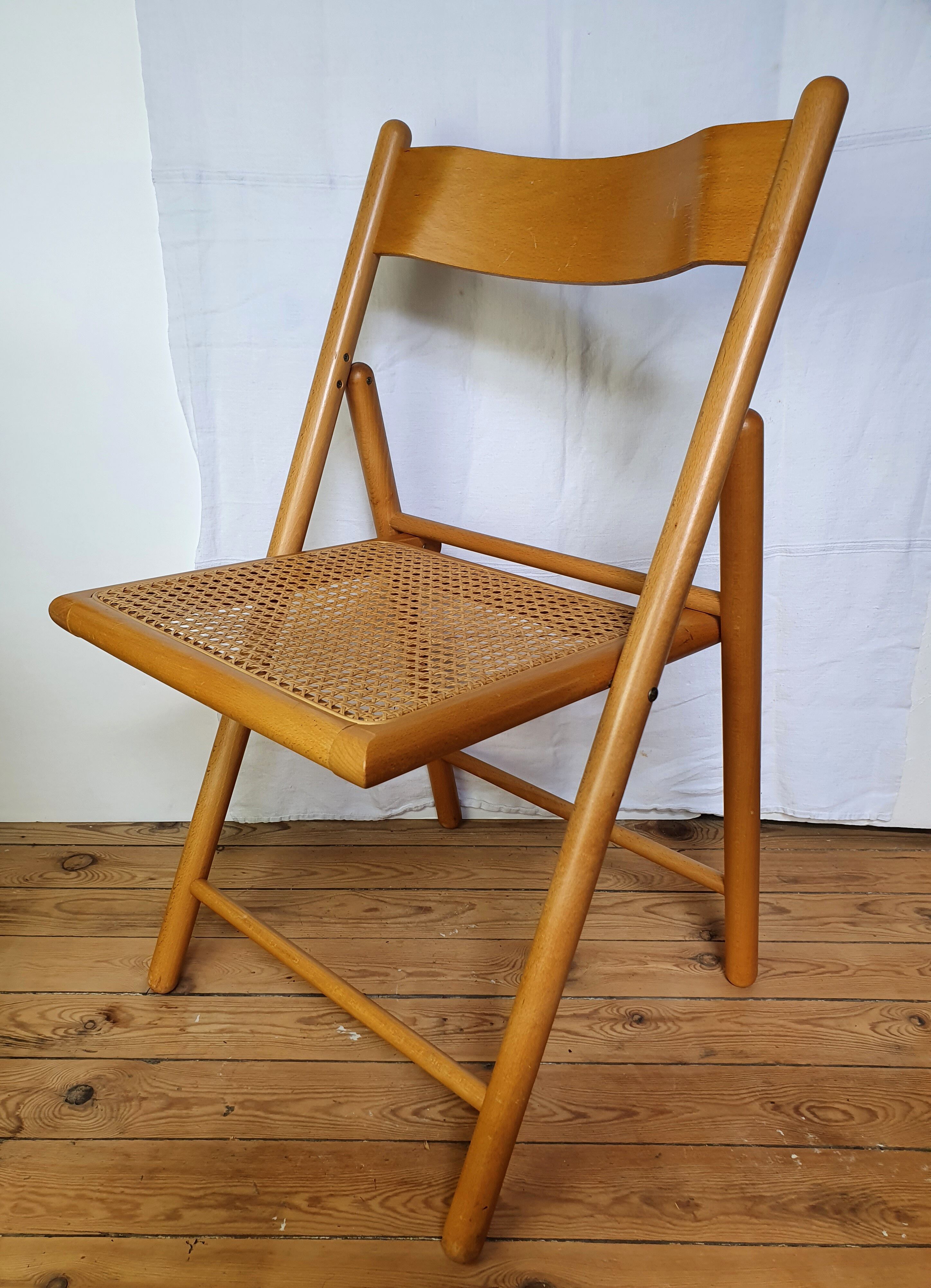 Chaise pliante cannée