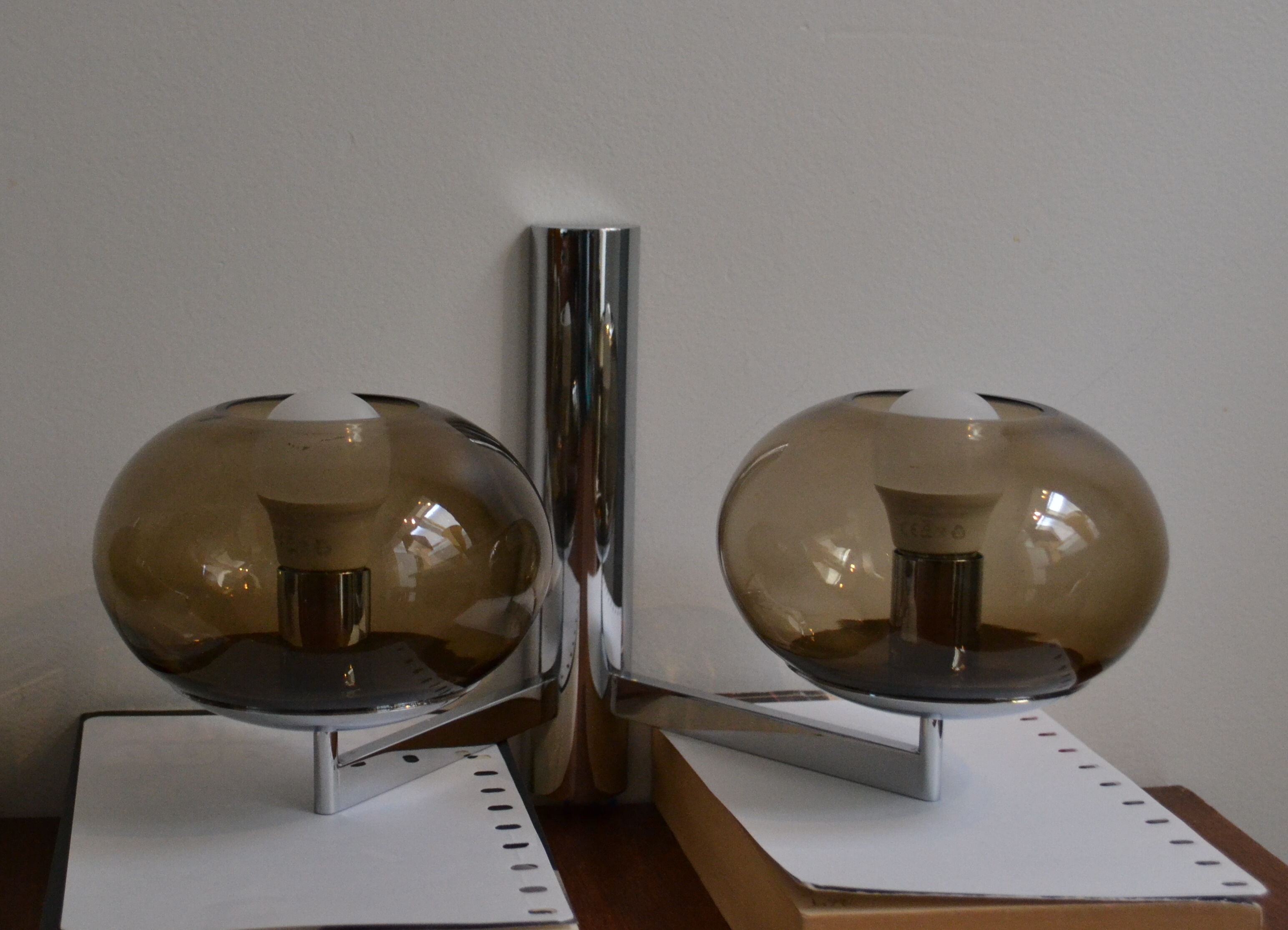 Paires d'appliques Sciolari double verre fumé chrome 70s