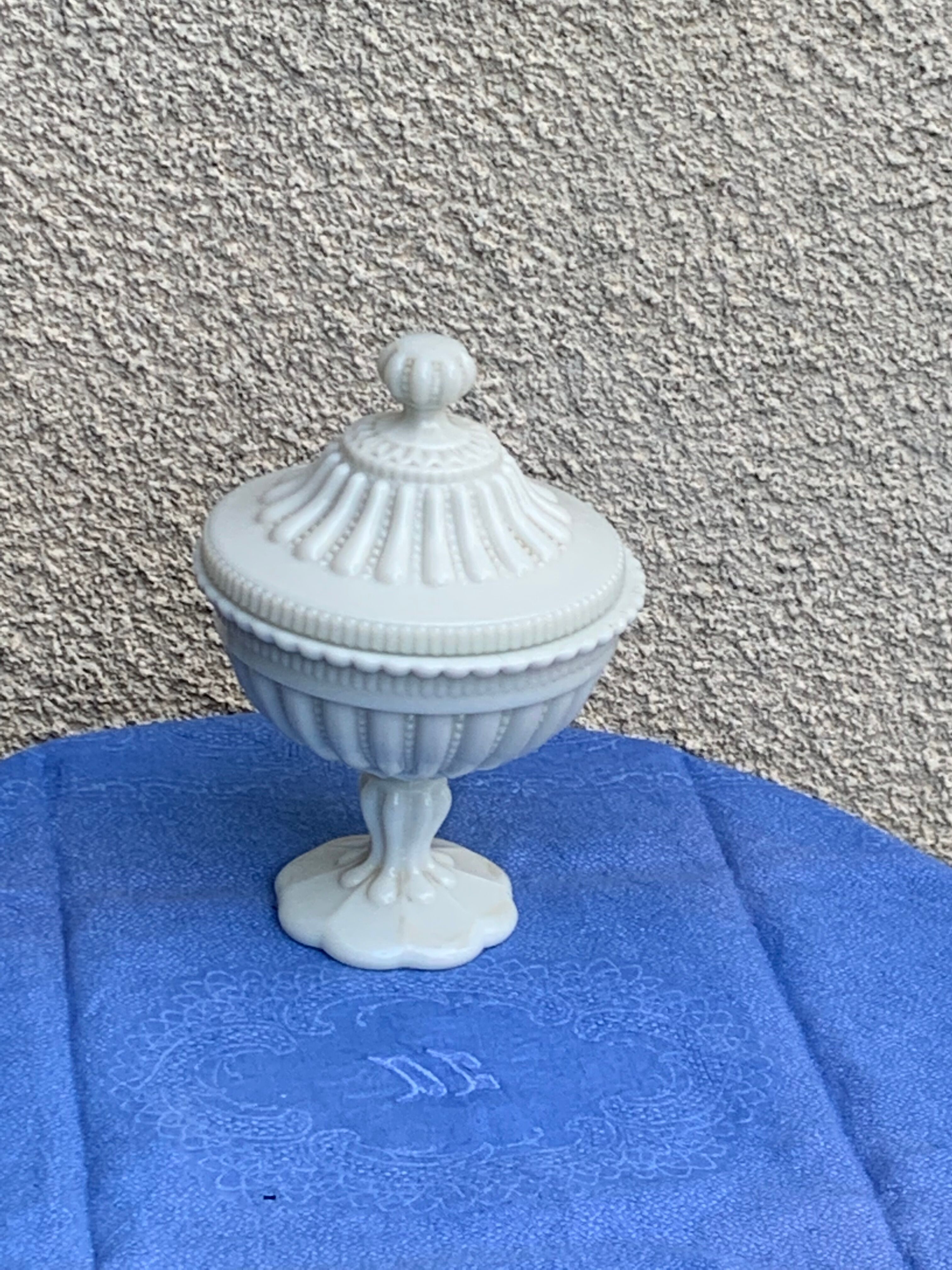 Candy cup in old white opaline, pearl pattern