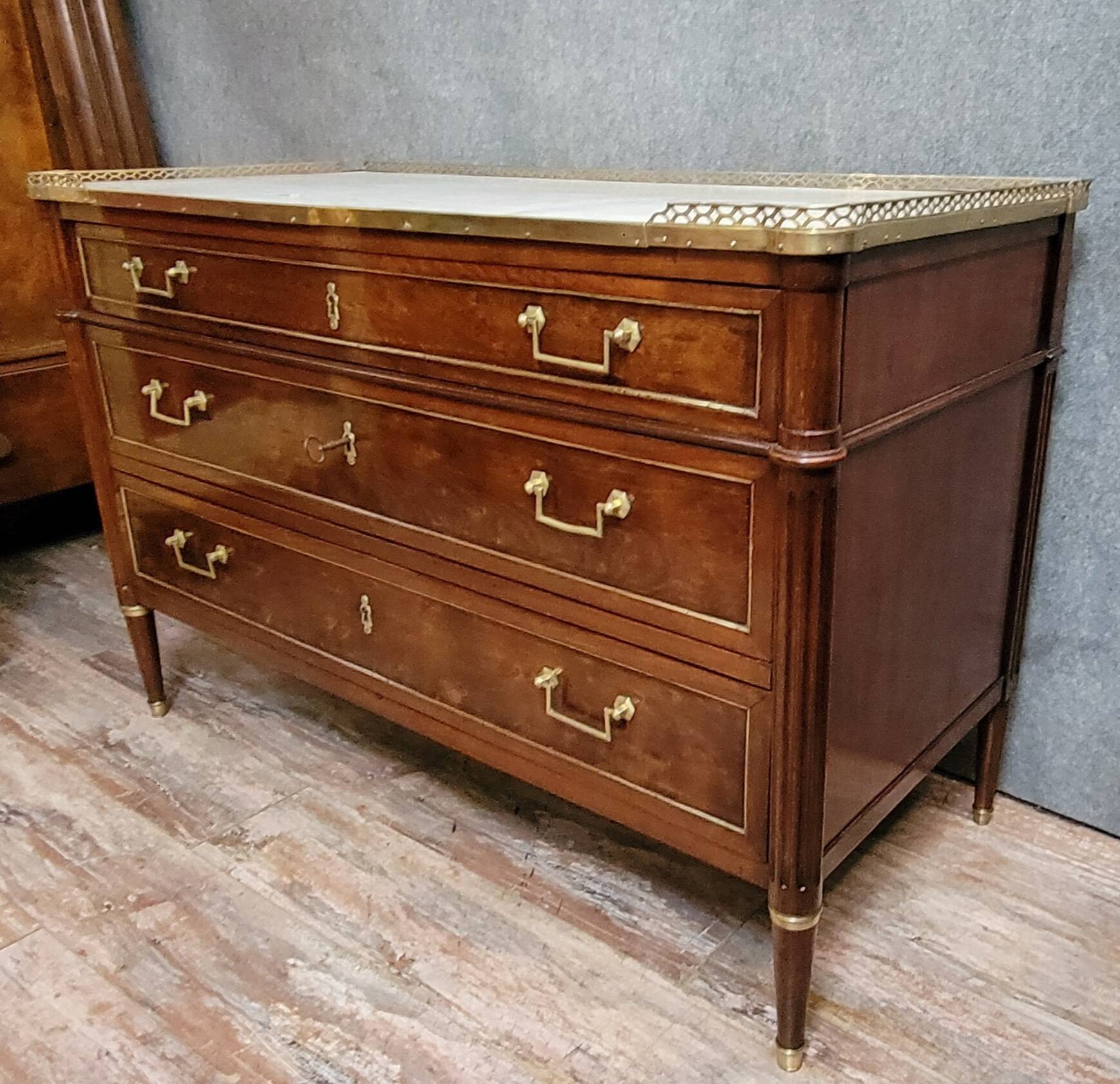 Commode Parisienne époque Louis XVI, réalisée à la fin du XVIIIᵉ siècle