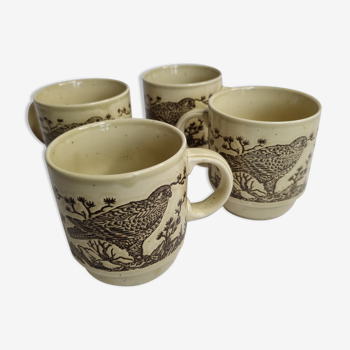 Ensemble de quatre mugs en grès émaillé à décor d'oiseau, made in england