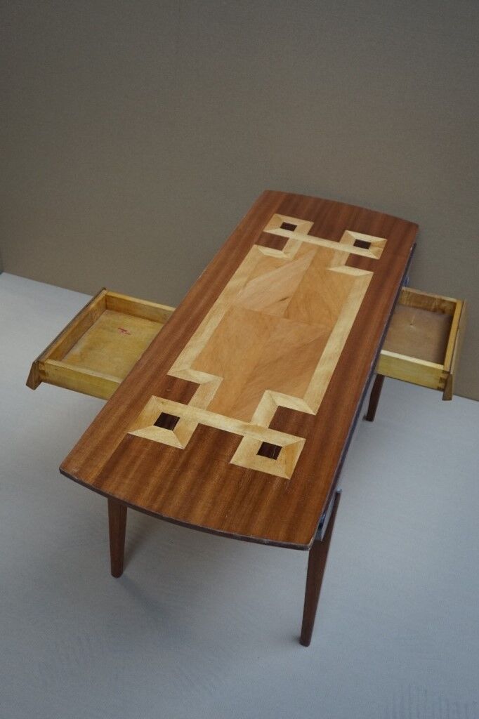 Table à café vintage en marqueterie