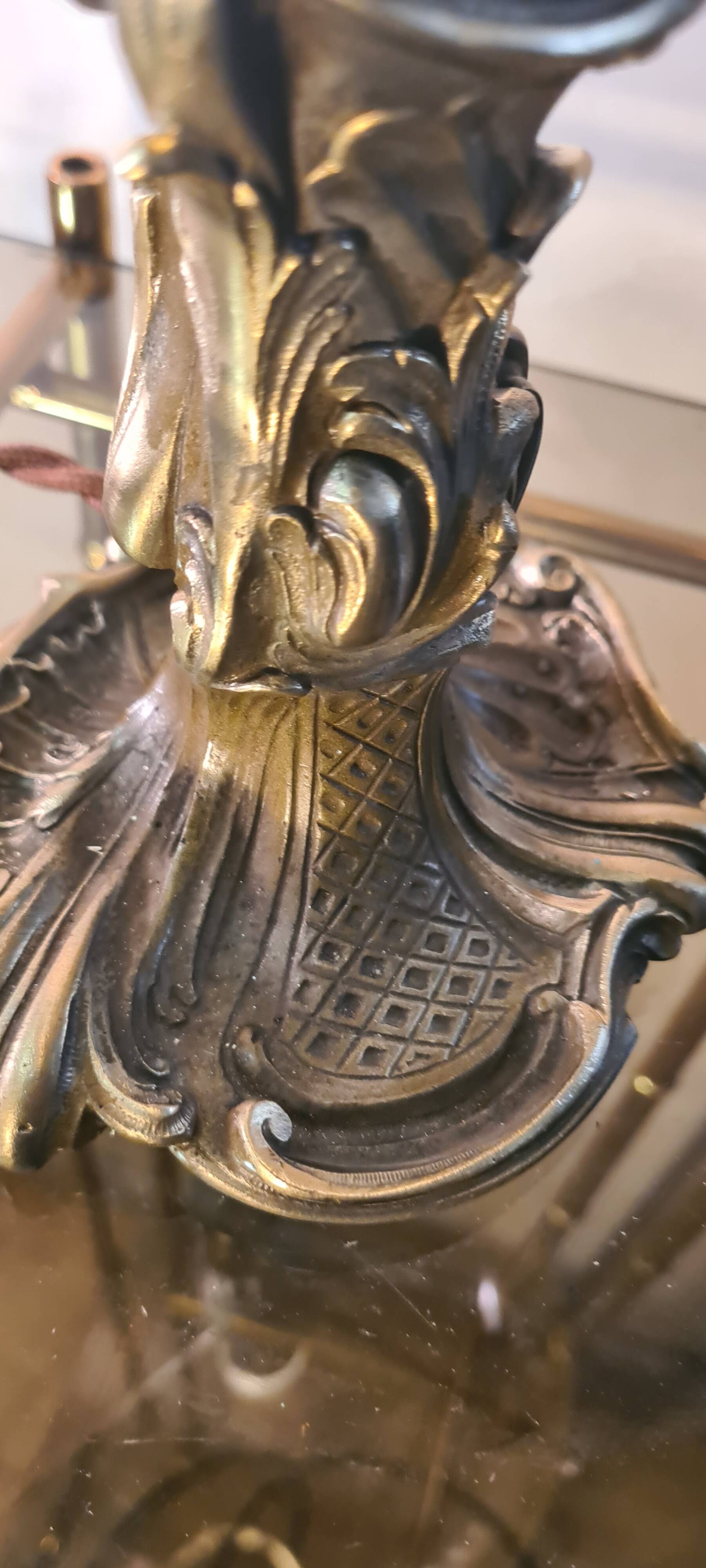 Louis XV bronze lamp rocaille style 34x25, molded glass lampshade signed Stella