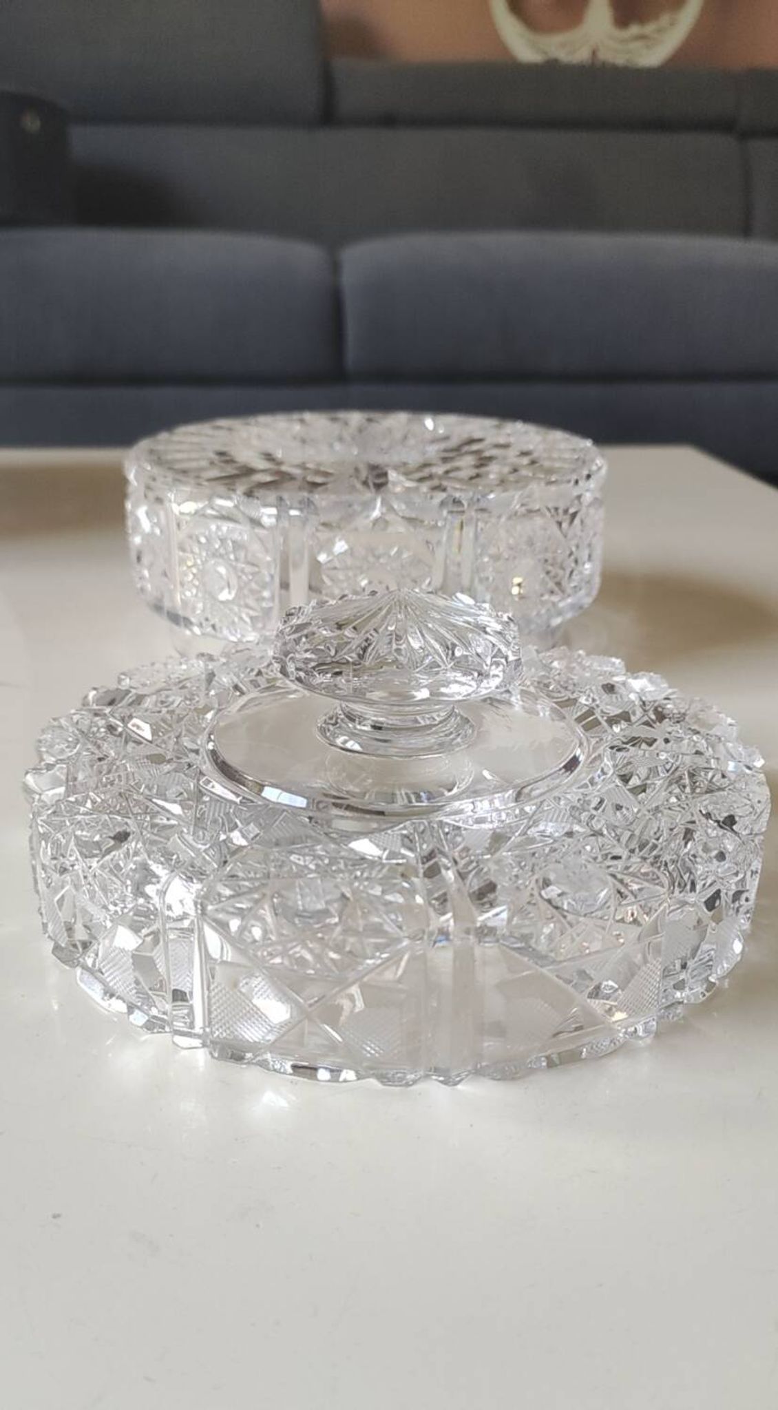 Round crystal bonbonnière, cut Bohemian style. Star patterns. Diameter 15 cm.