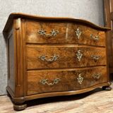 Commode galbée en noyer et loupe, époque Louis XIV