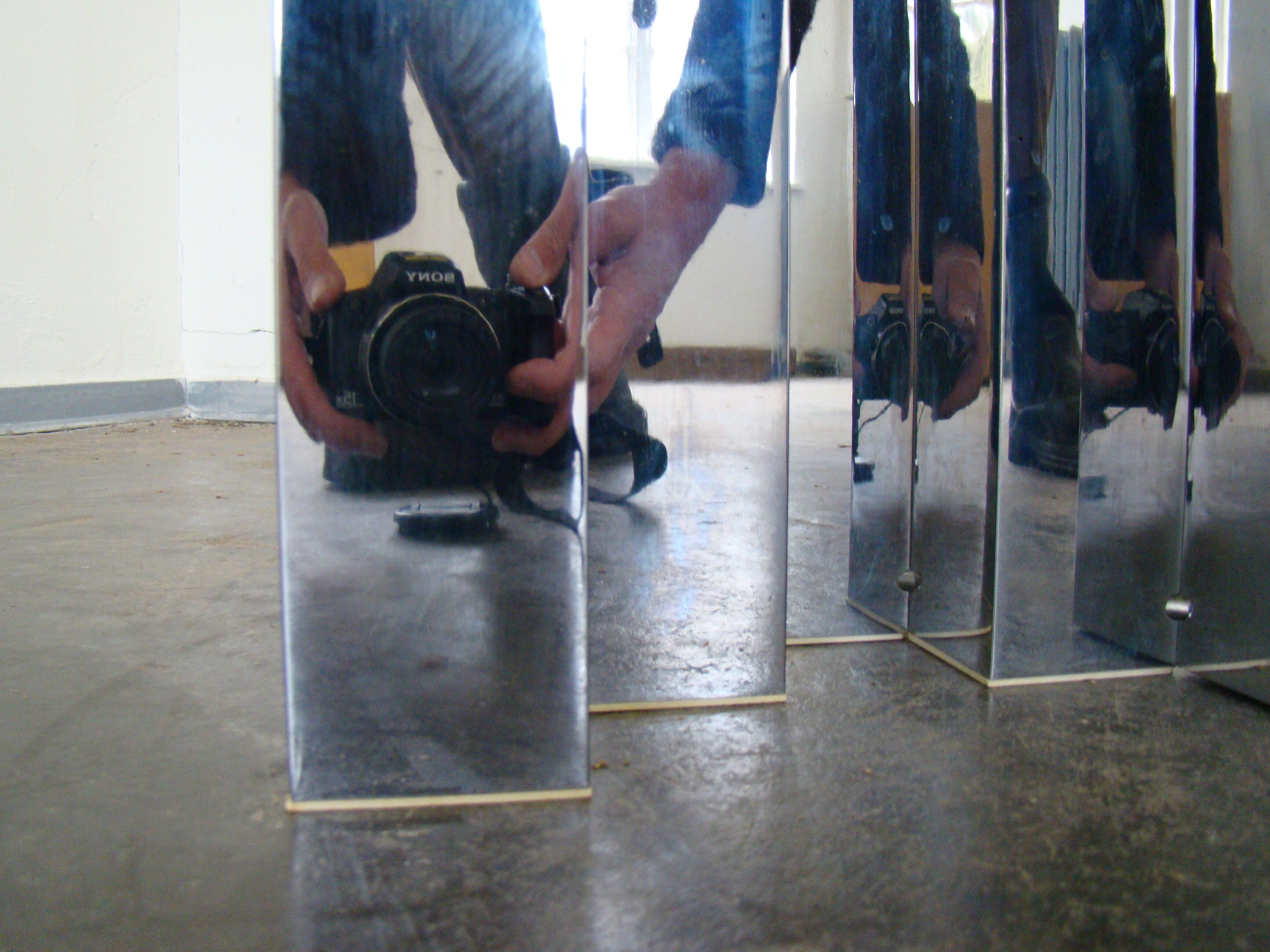 Table basse en verre fumé et chrome 1970