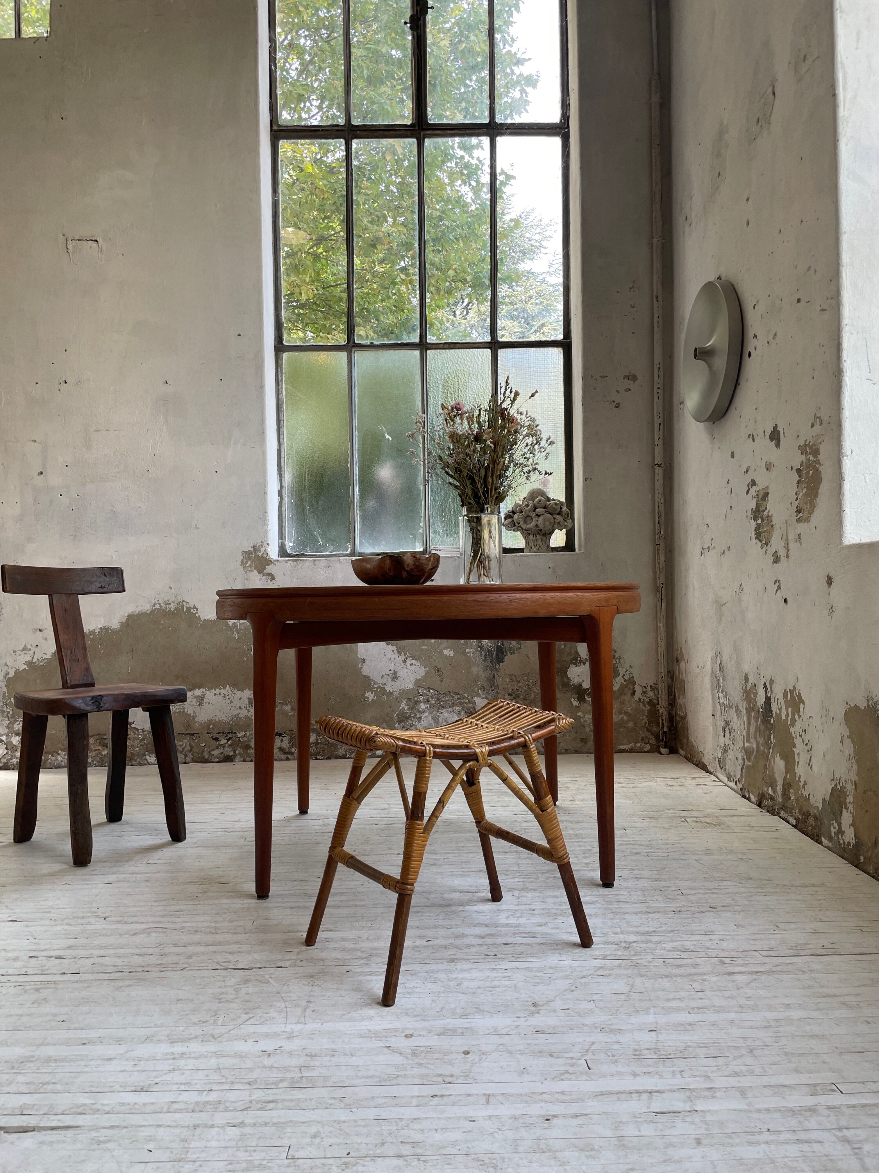 Round table 120-230 cm scandinavian samcom arne hovmand olsen