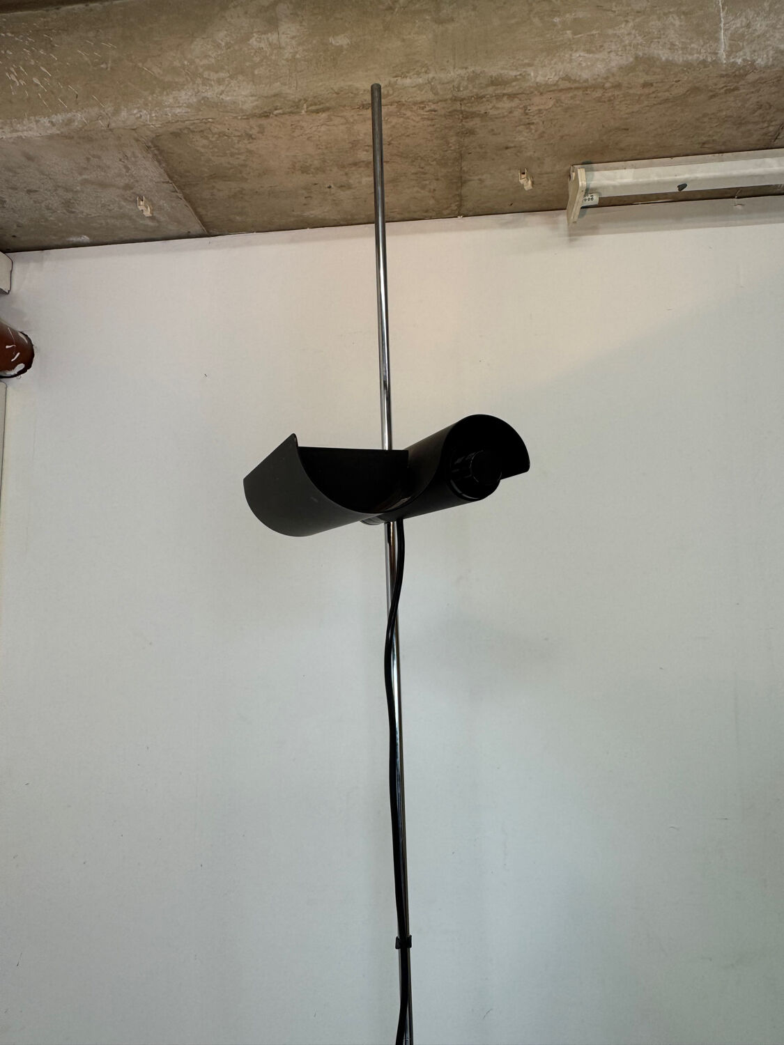 Italian Design Architonic Oluce DIM 333 floor lamp by Vico Magistretti