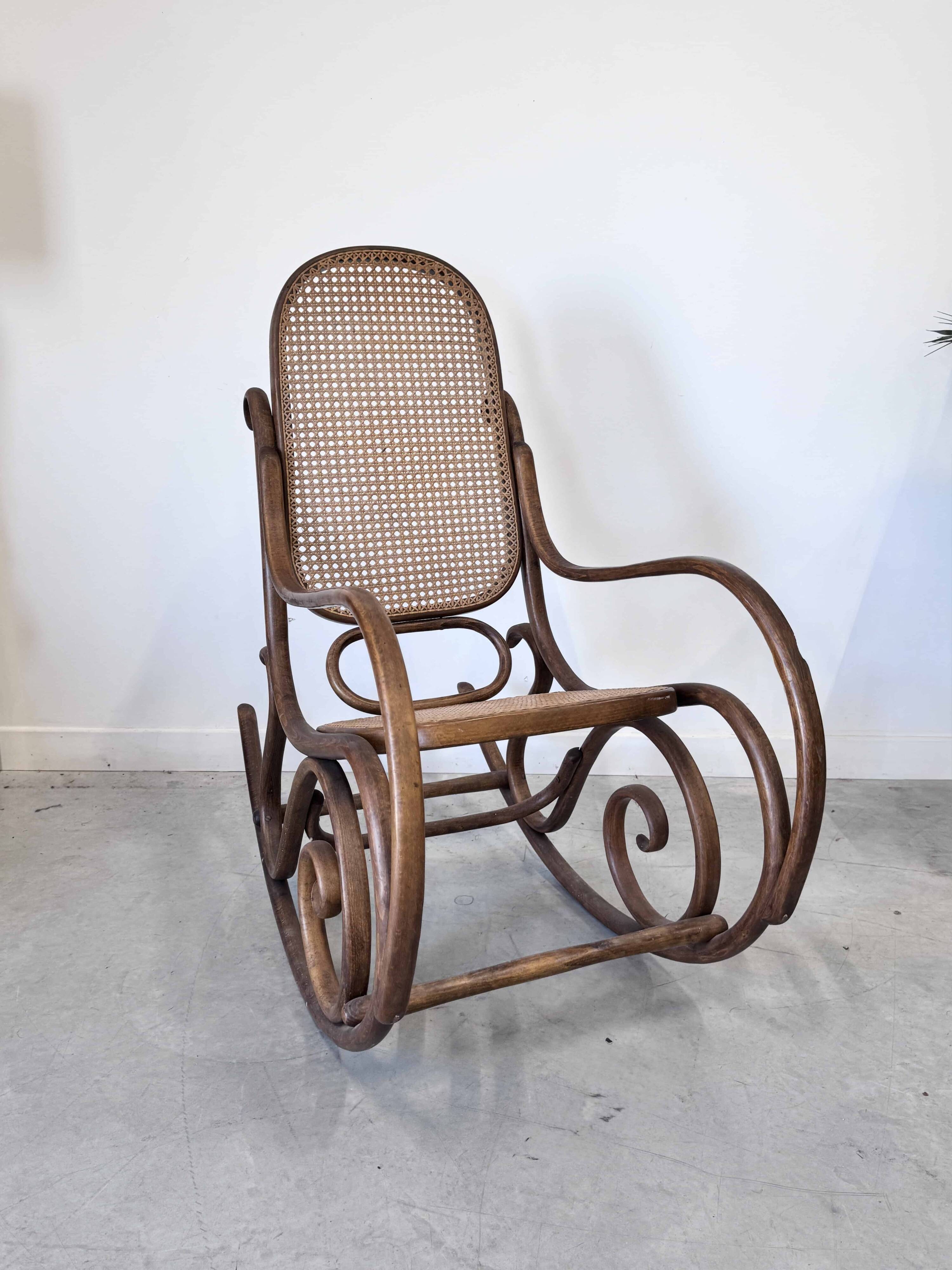 Rocking chair Thonet en bois courbé et cannage