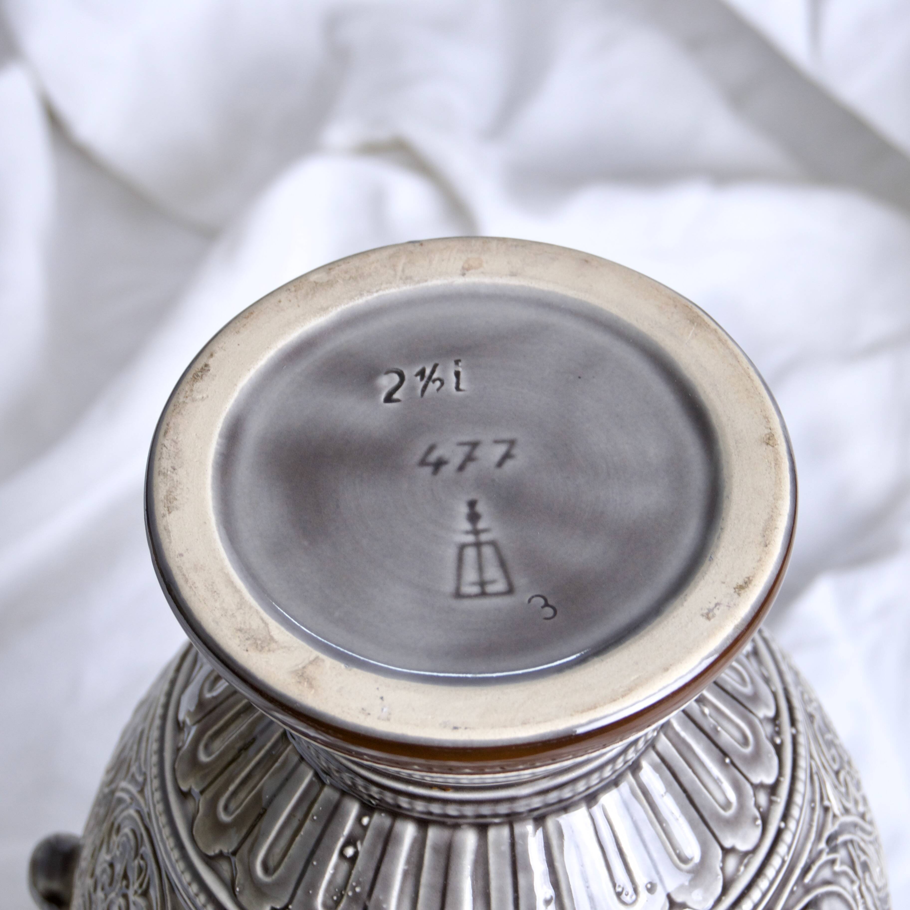 Large 19th century (1840) barbotine carafe / vase with prow head