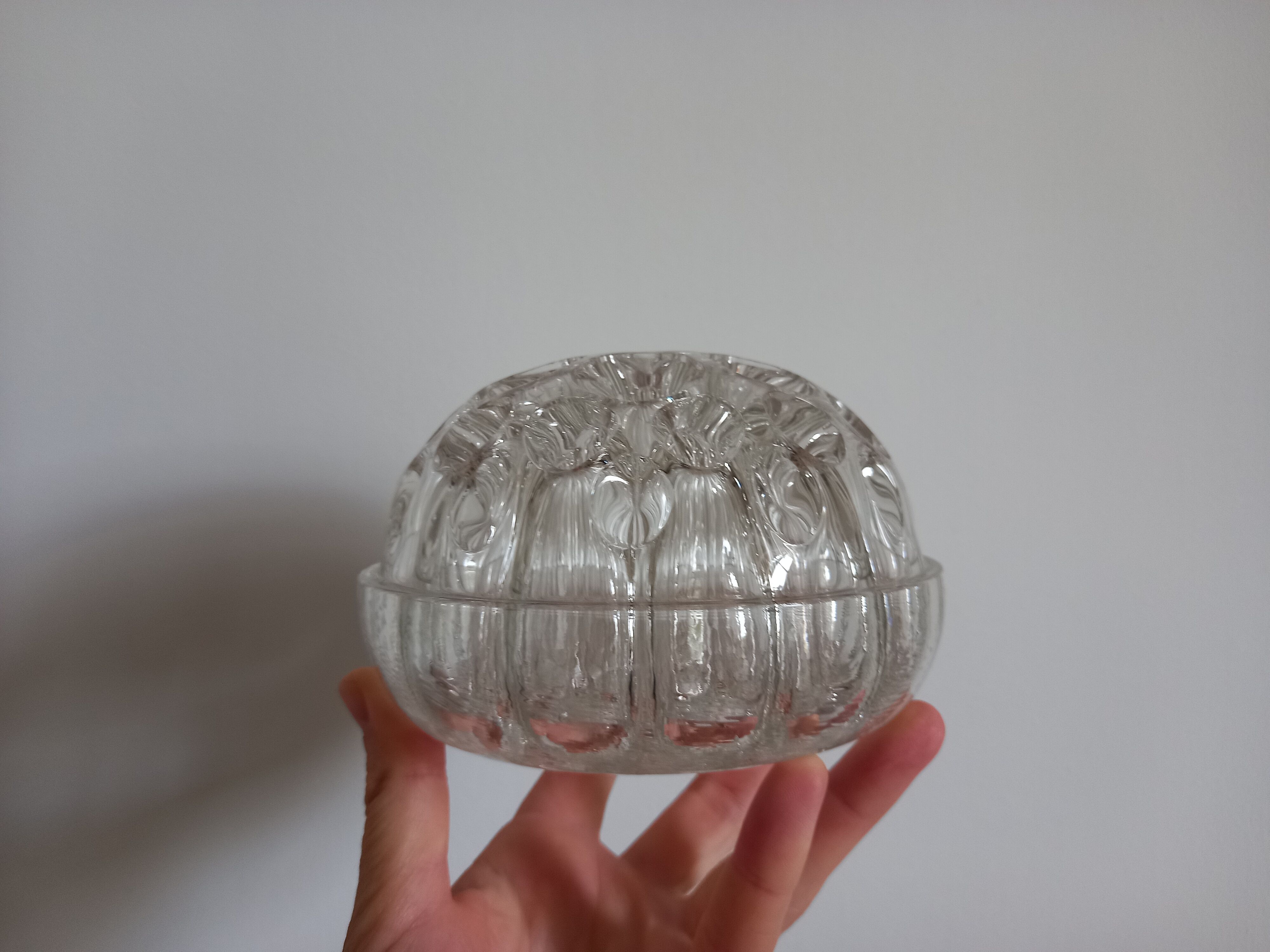 Pique-fleurs en verre de Reims 19 trous socle en métal argenté forme tortue