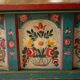 Banc-coffre vintage en bois peint, art populaire