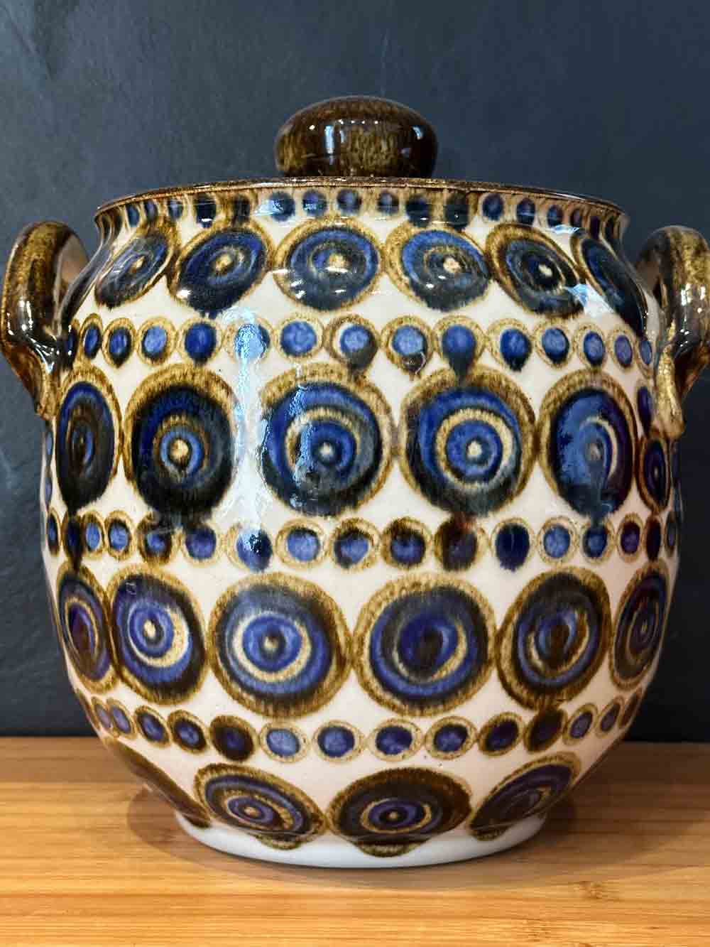 Enameled stoneware pot with lid