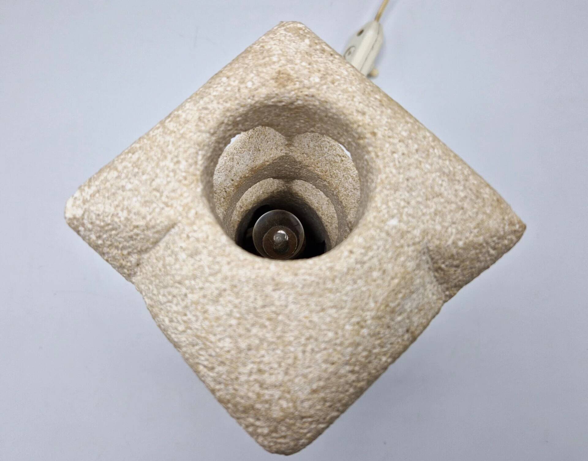 Lampe sculpturale en calcaire en forme de hibou par Albert Tormos, France