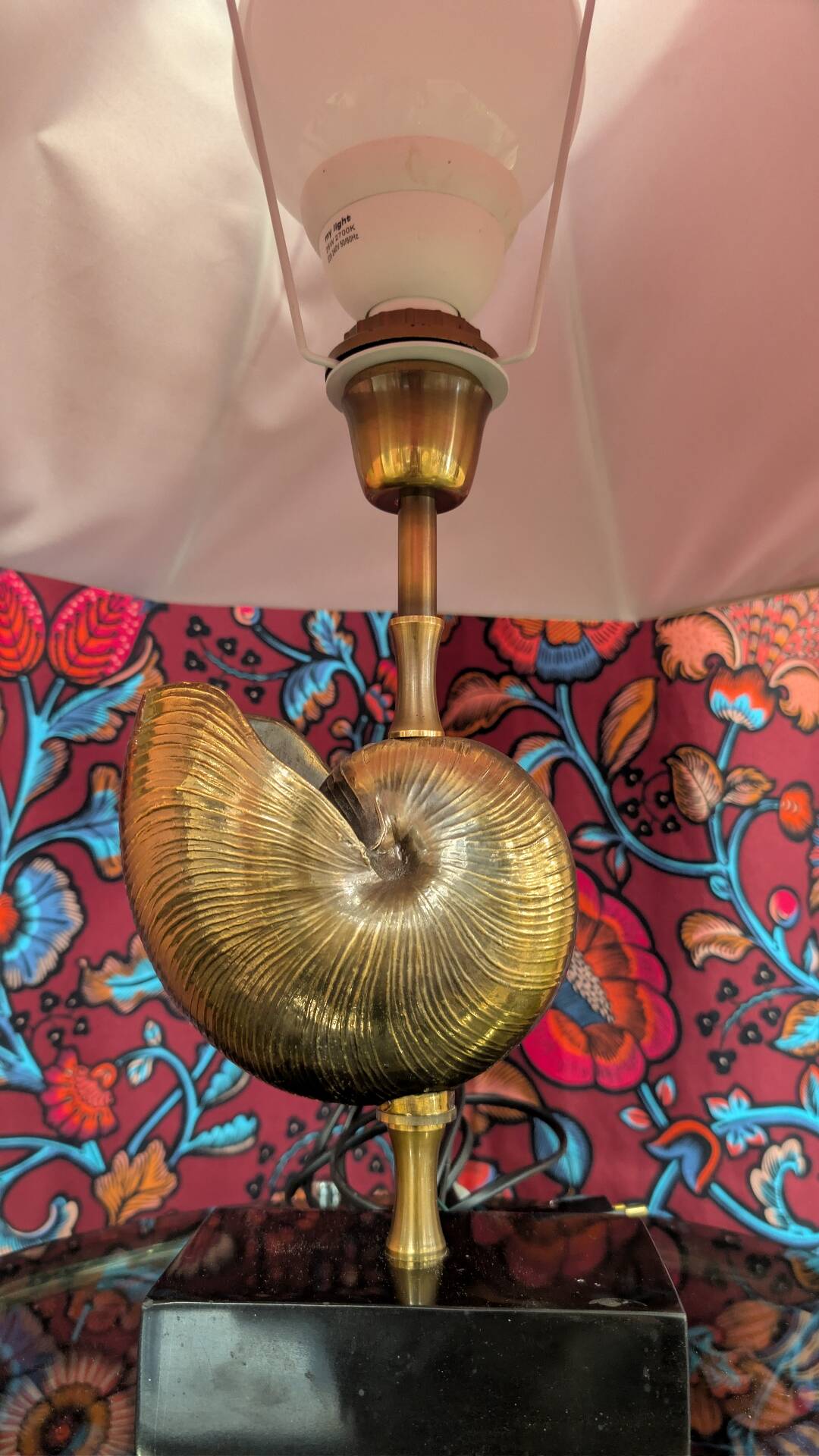 Shell lamp with gilded brass