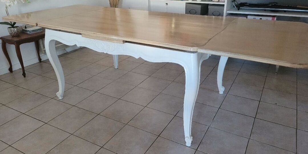 Extendable cherry wood table