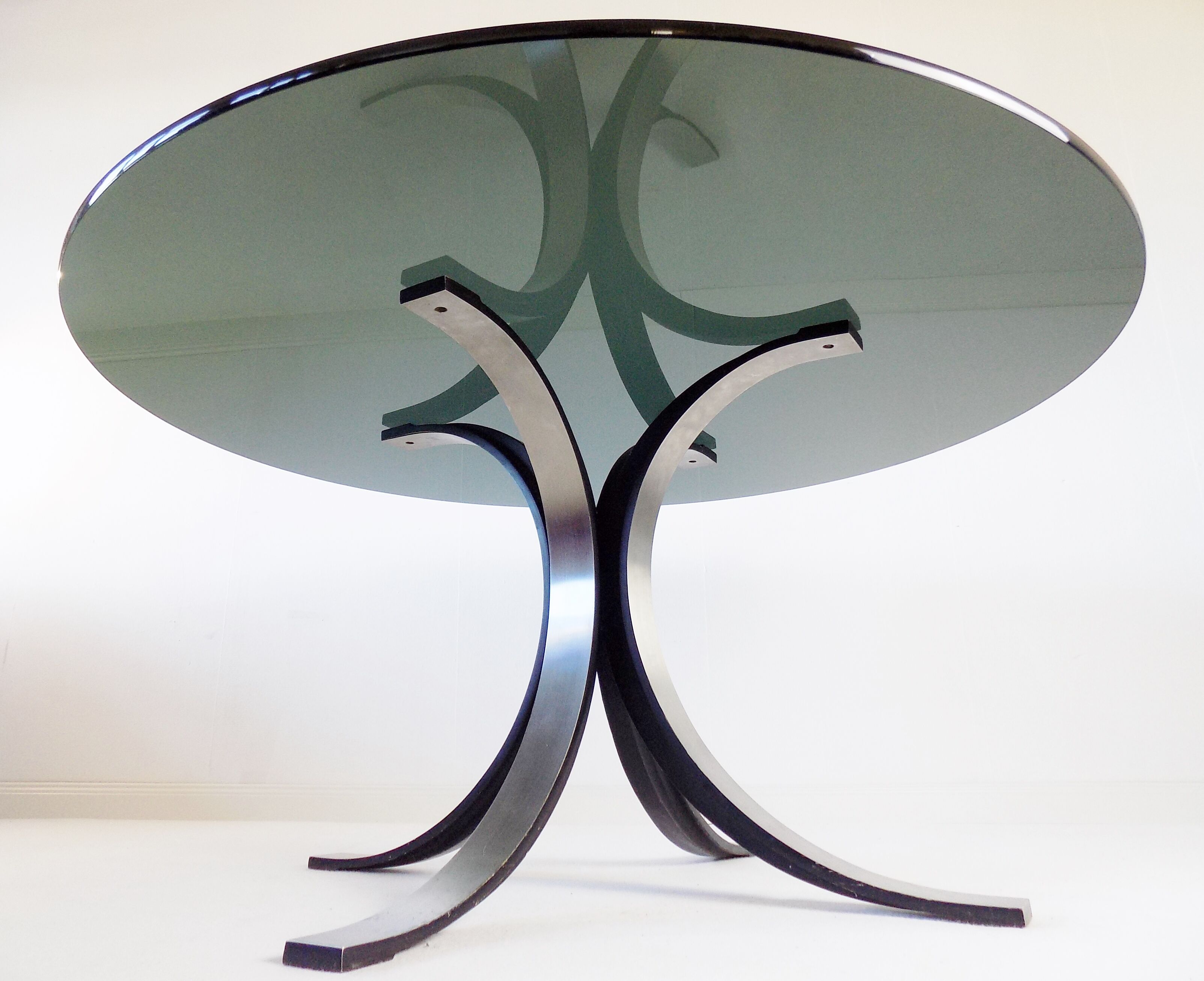 Tecno T69 side table by Osvaldo Borsani and Eugenio Gerli