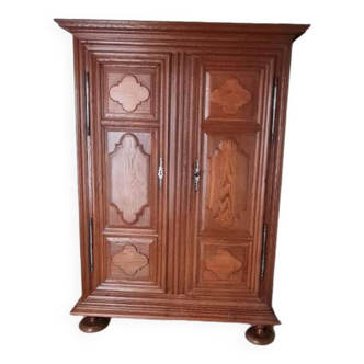 Armoire chevillée