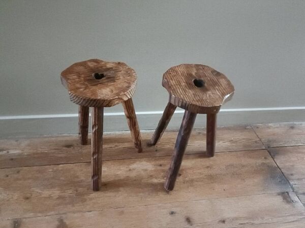 Duo de tabourets tripodes