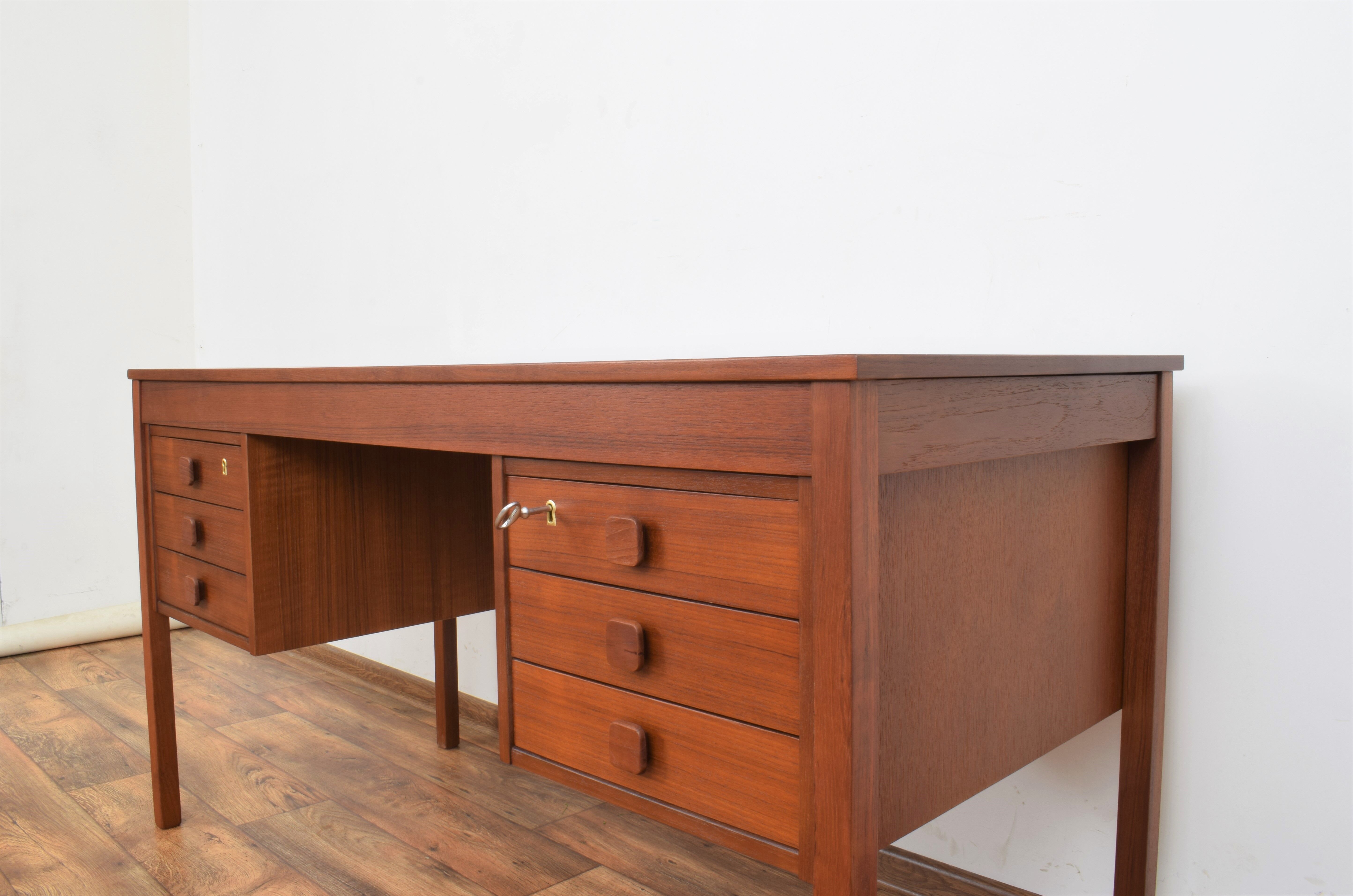 Bureau en teck danois du milieu du siècle de Domino Møbler, années 1960.