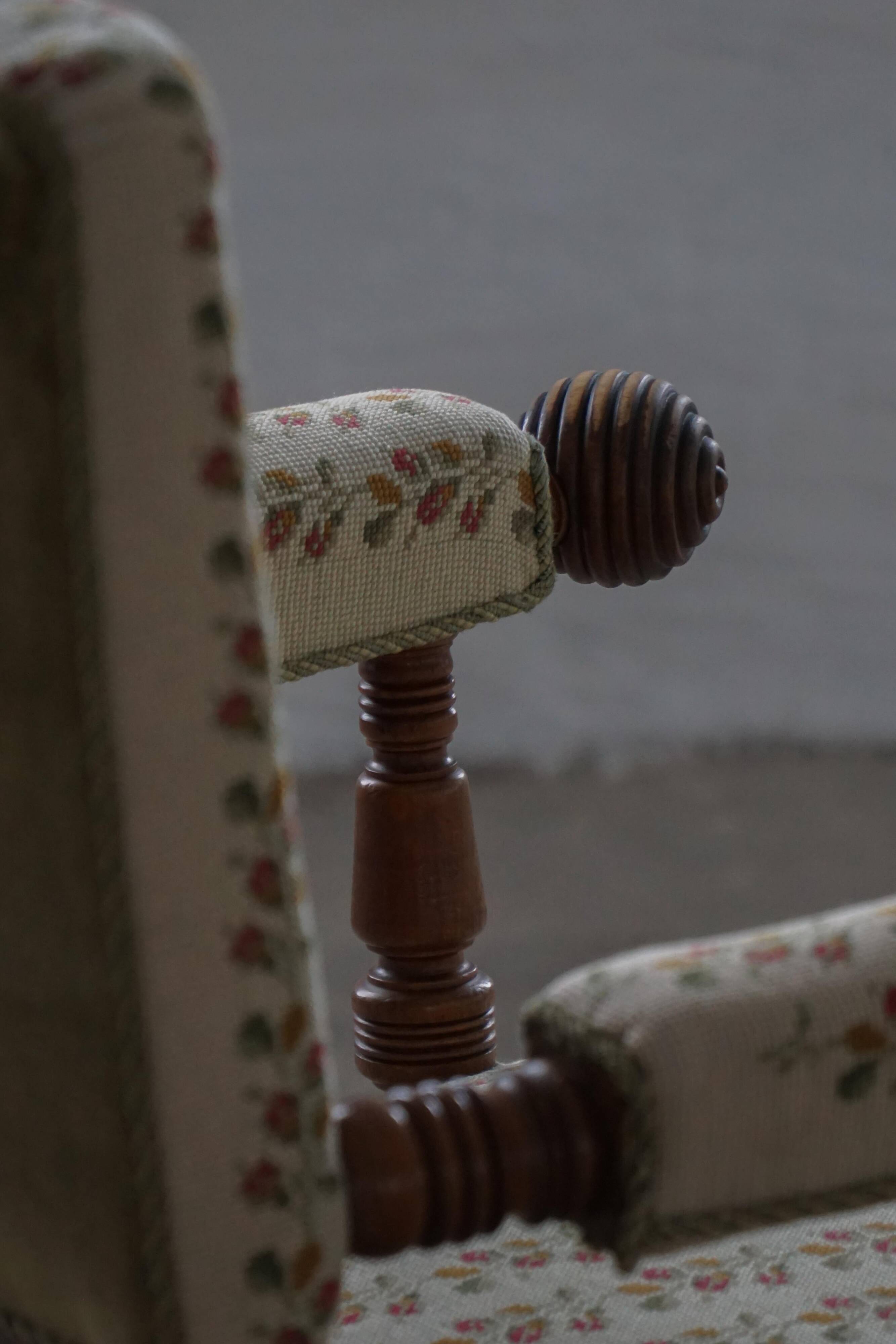 Fauteuil danois moderne en bois tourné avec tissu floral, début du XXe siècle