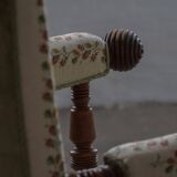 Fauteuil danois moderne en bois tourné avec tissu floral, début du XXe siècle