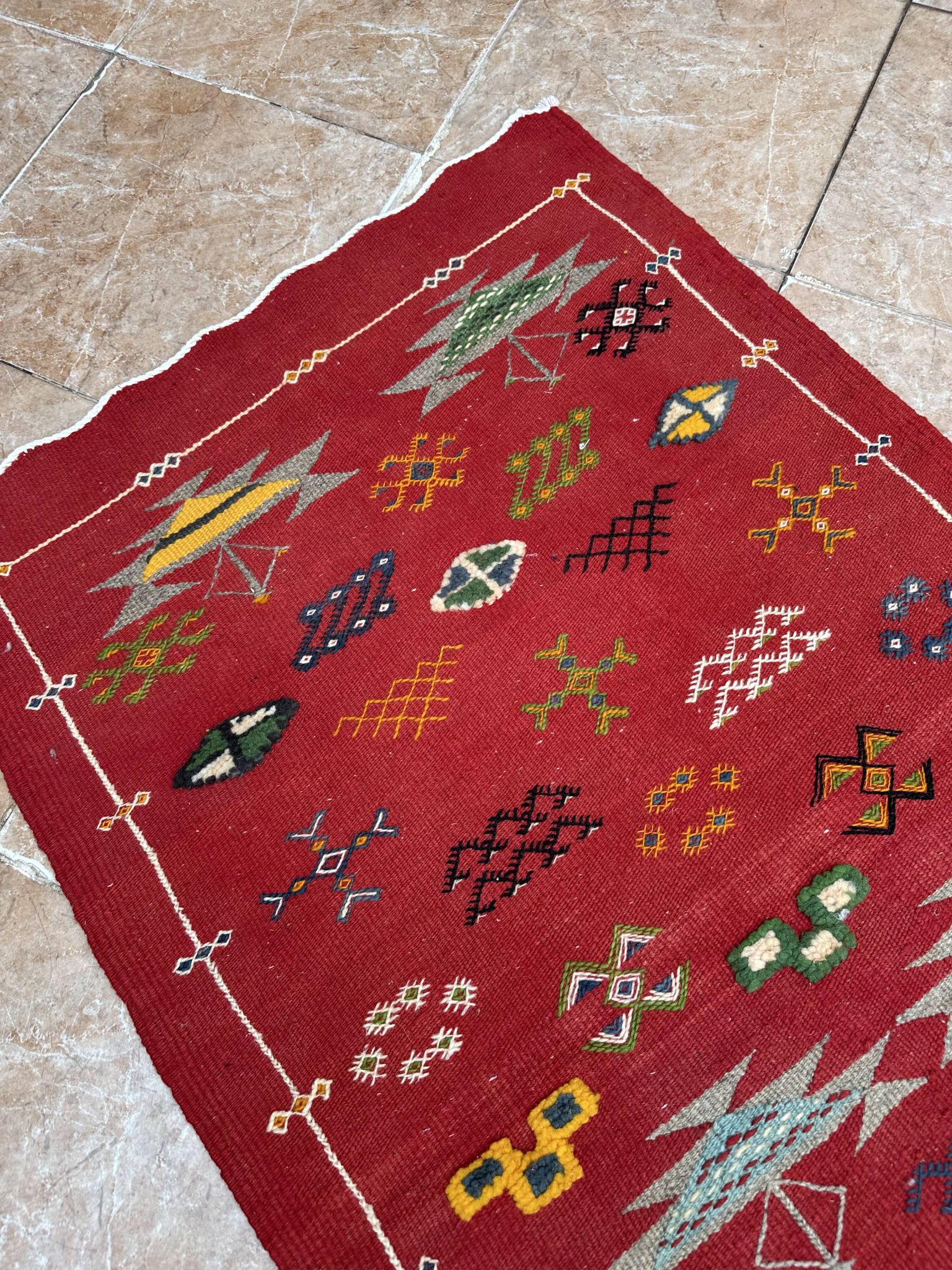 Tapis marocain en laine rouge – Décoration bohème pour petits espaces