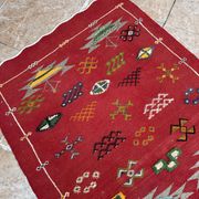 Tapis marocain en laine rouge – Décoration bohème pour petits espaces