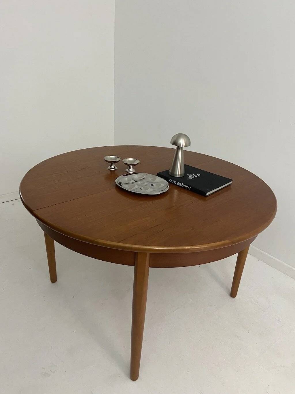 Vintage extendable table by Jentique