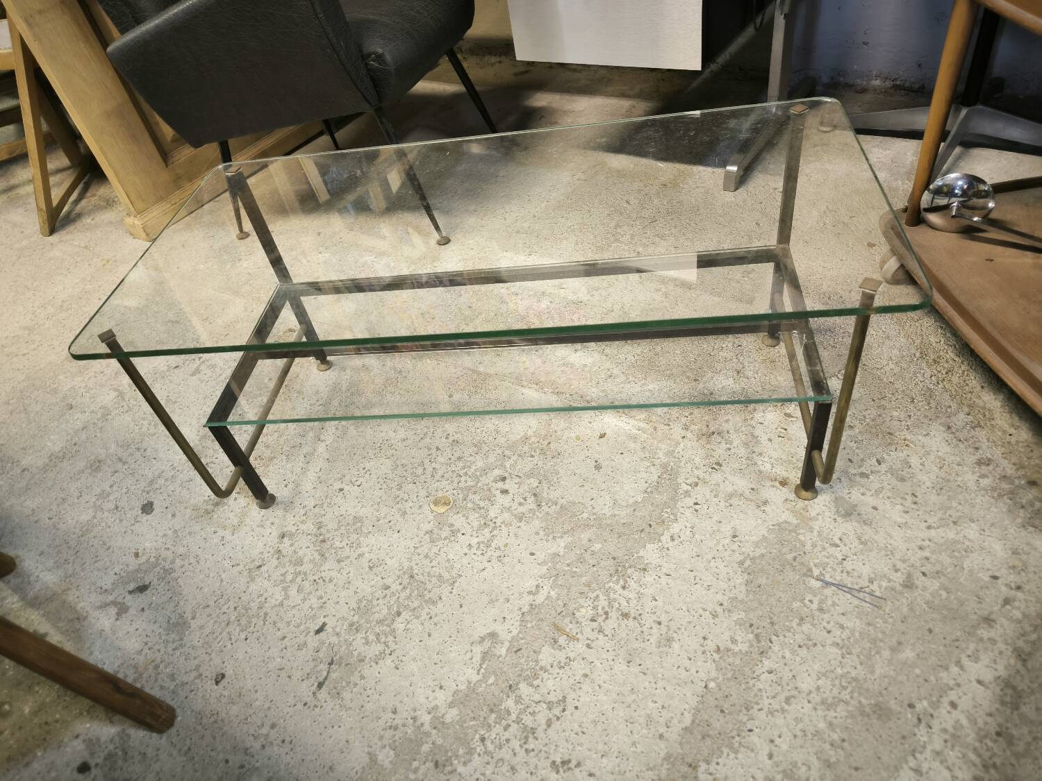 Double-tier coffee table in steel and bronze as well as glass