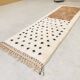 Couloir marocain à pois, tapis beni ourain blanc et marron, design berbère