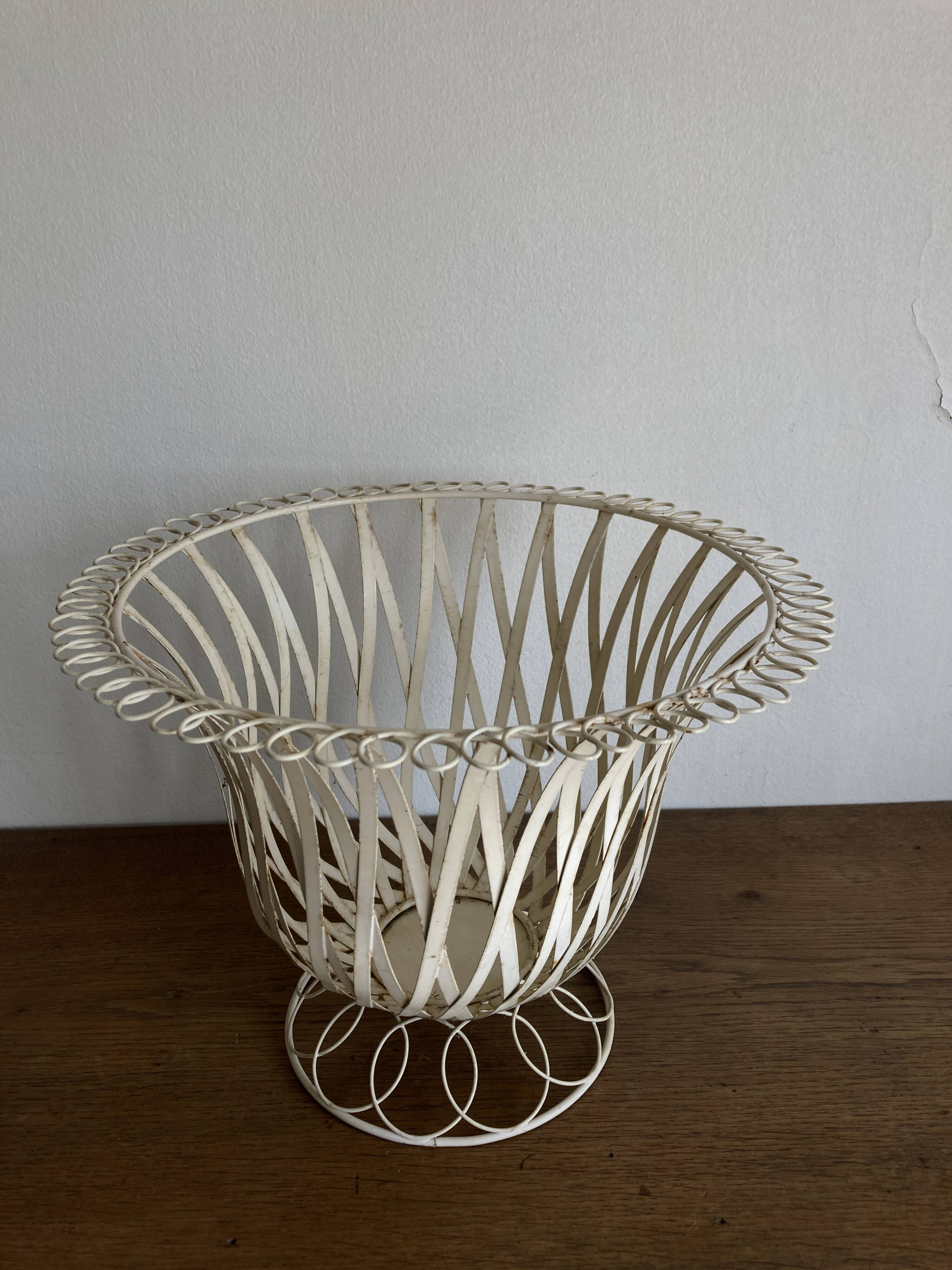 XXL Neoclassical Medici-style plant pot in ivory sheet metal