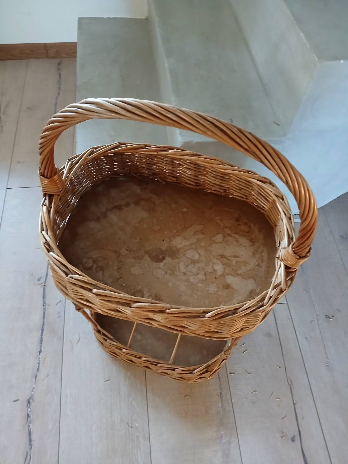 Panier porte bouteilles ancien en rotin