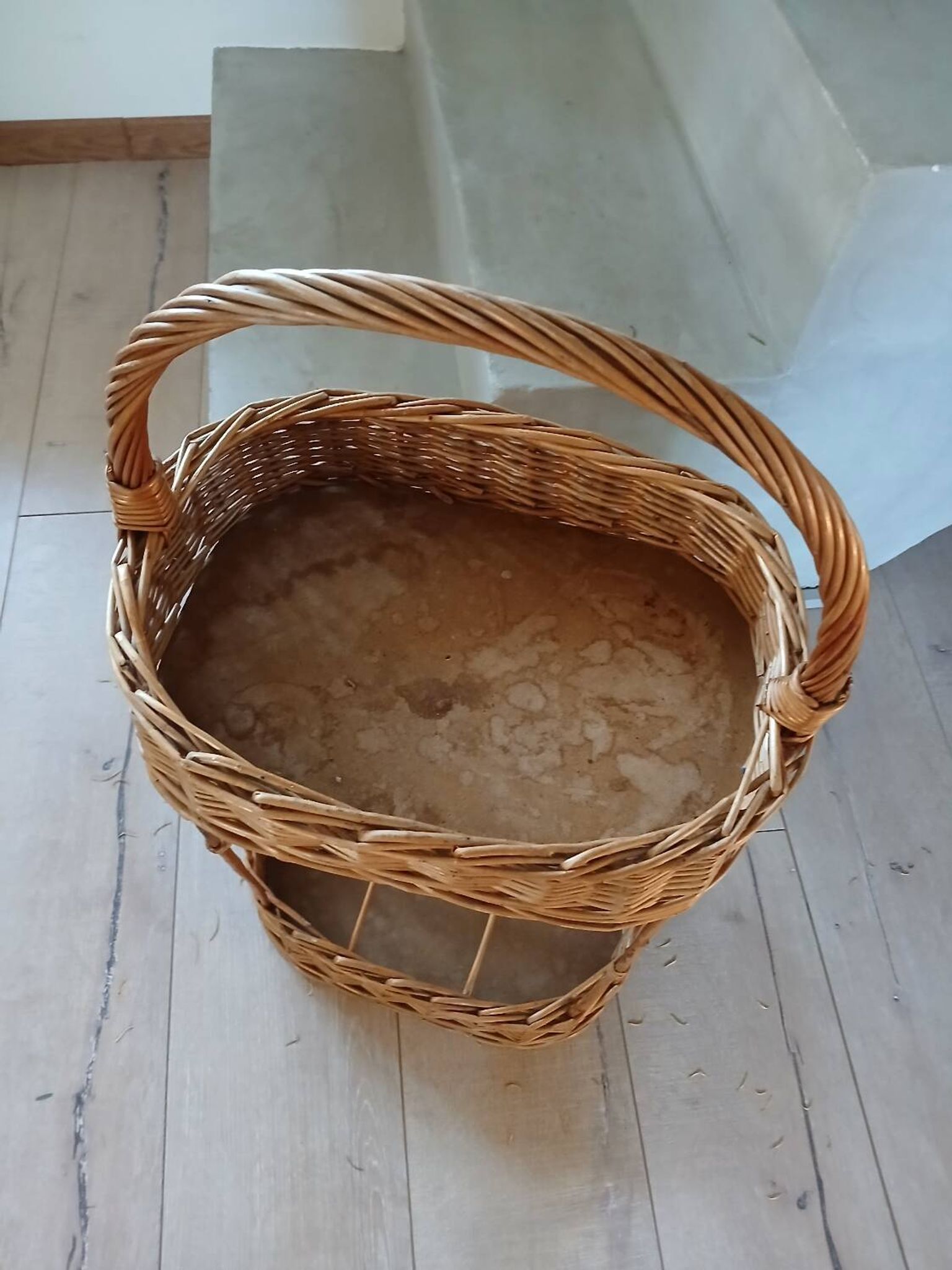Panier porte bouteilles ancien en rotin