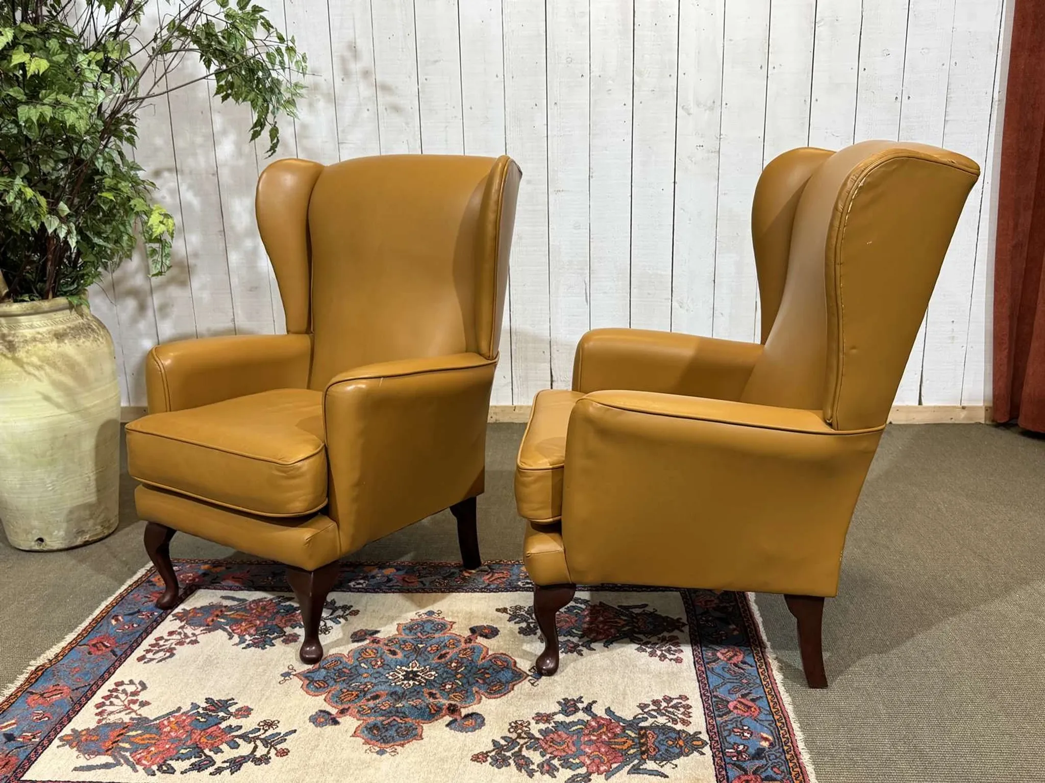 Pair of 1980s English wingback armchairs in leather.
