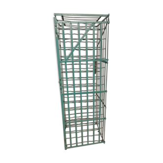 Rigid vintage bottle locker