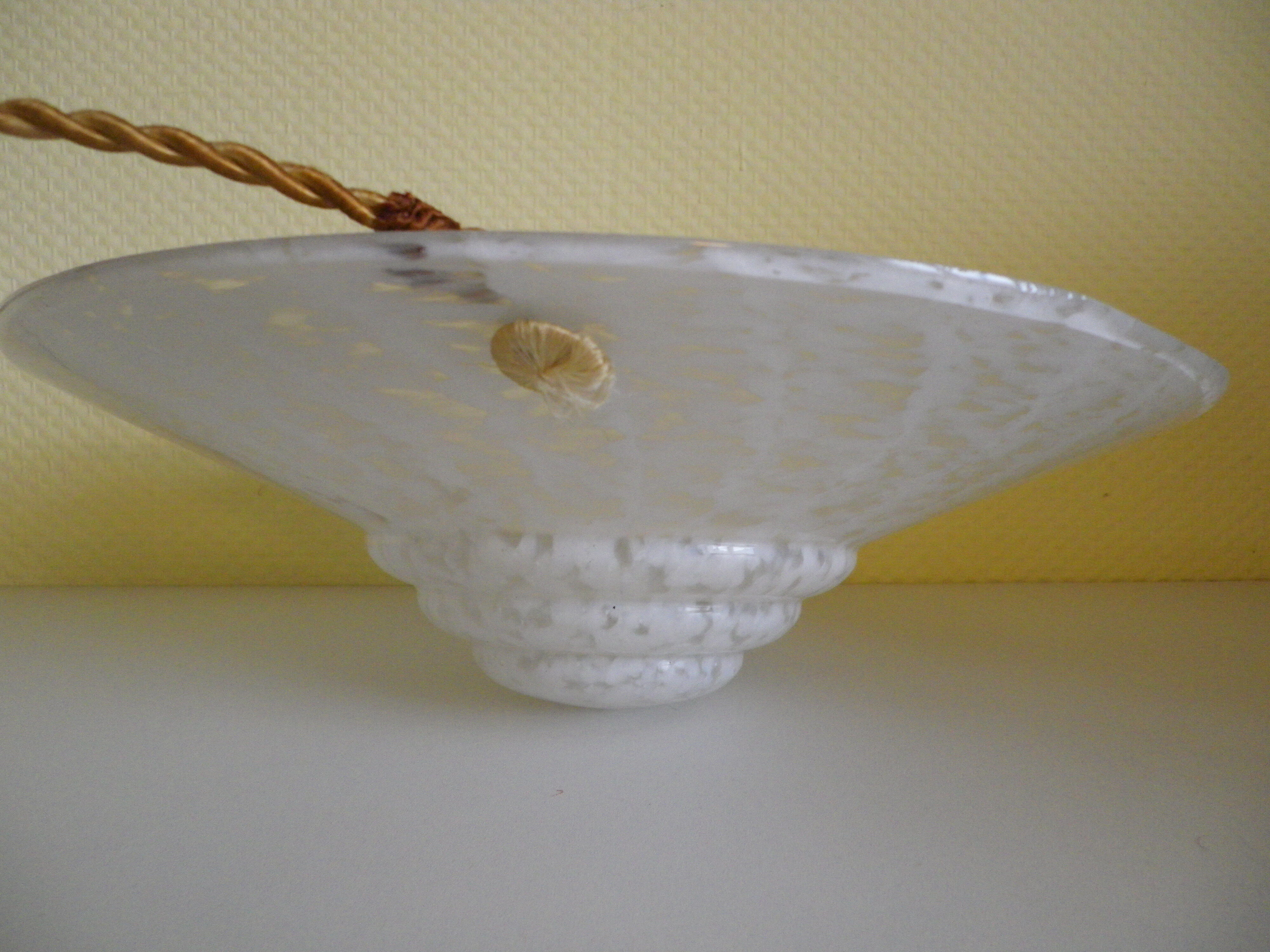 Suspension en opaline blanche  années 1940