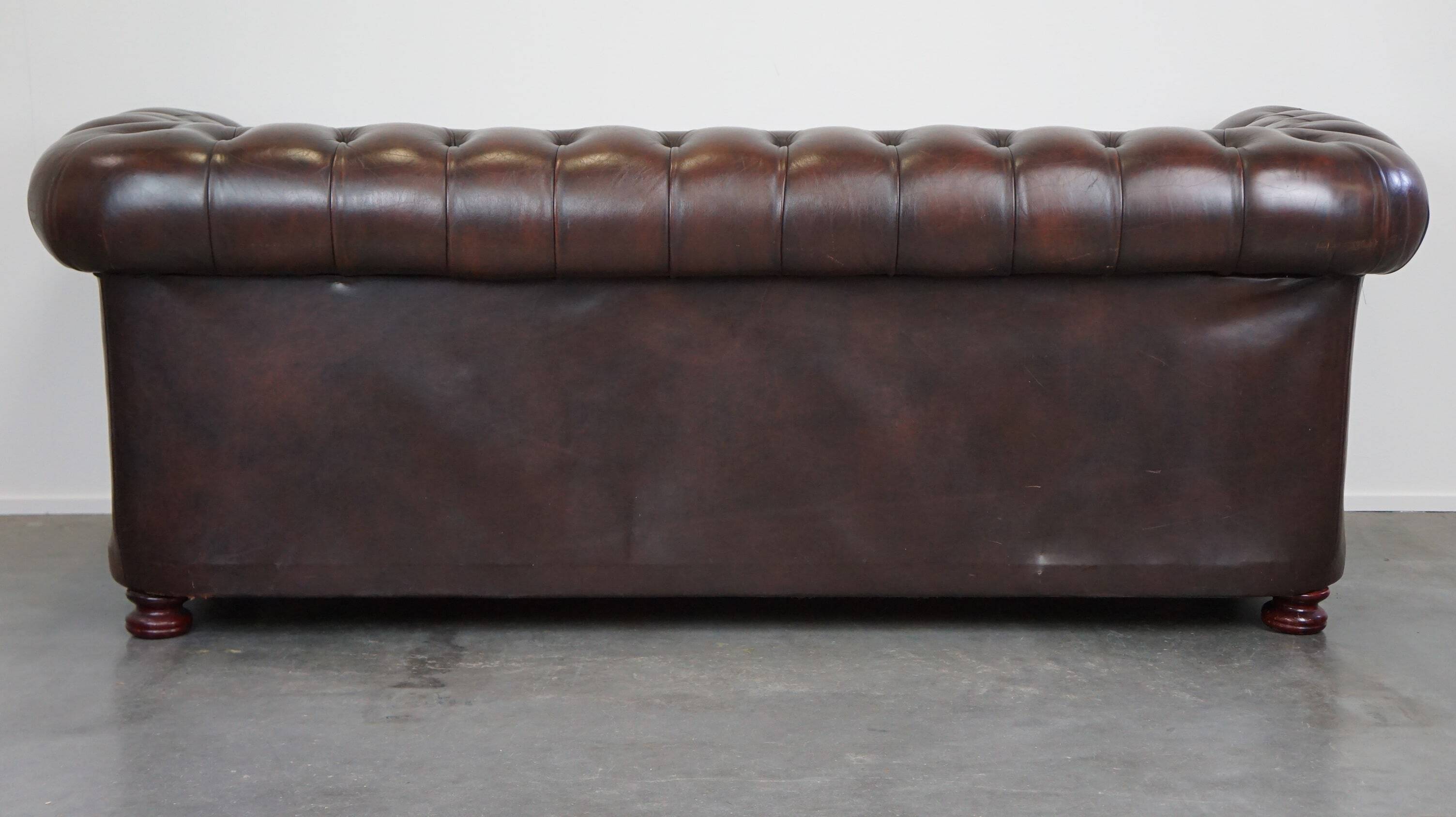 Dark-flamed english chesterfield 2.5-seater sofa/button seat