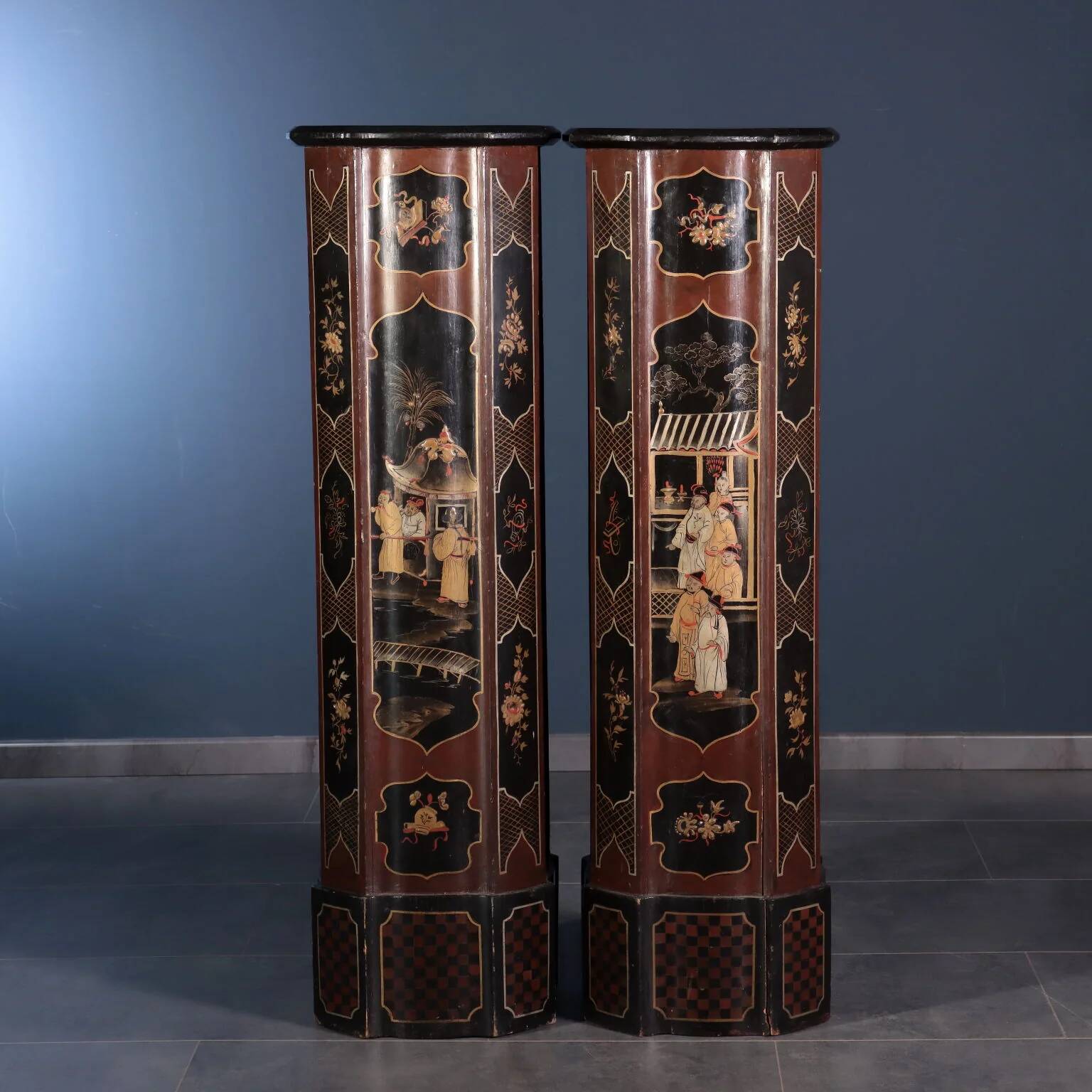 Pair of pedestal columns in chinoiserie style