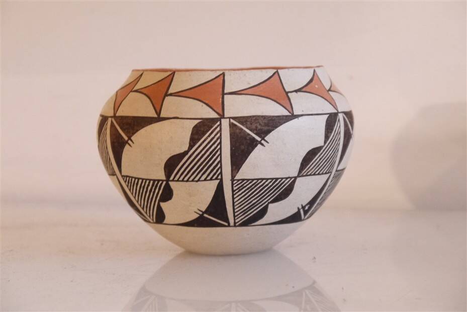 Acoma pottery vase Native American 1930